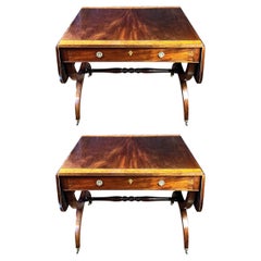 Una raffinata coppia di tavolini da salotto Regency in mogano e legno satinato intarsiato