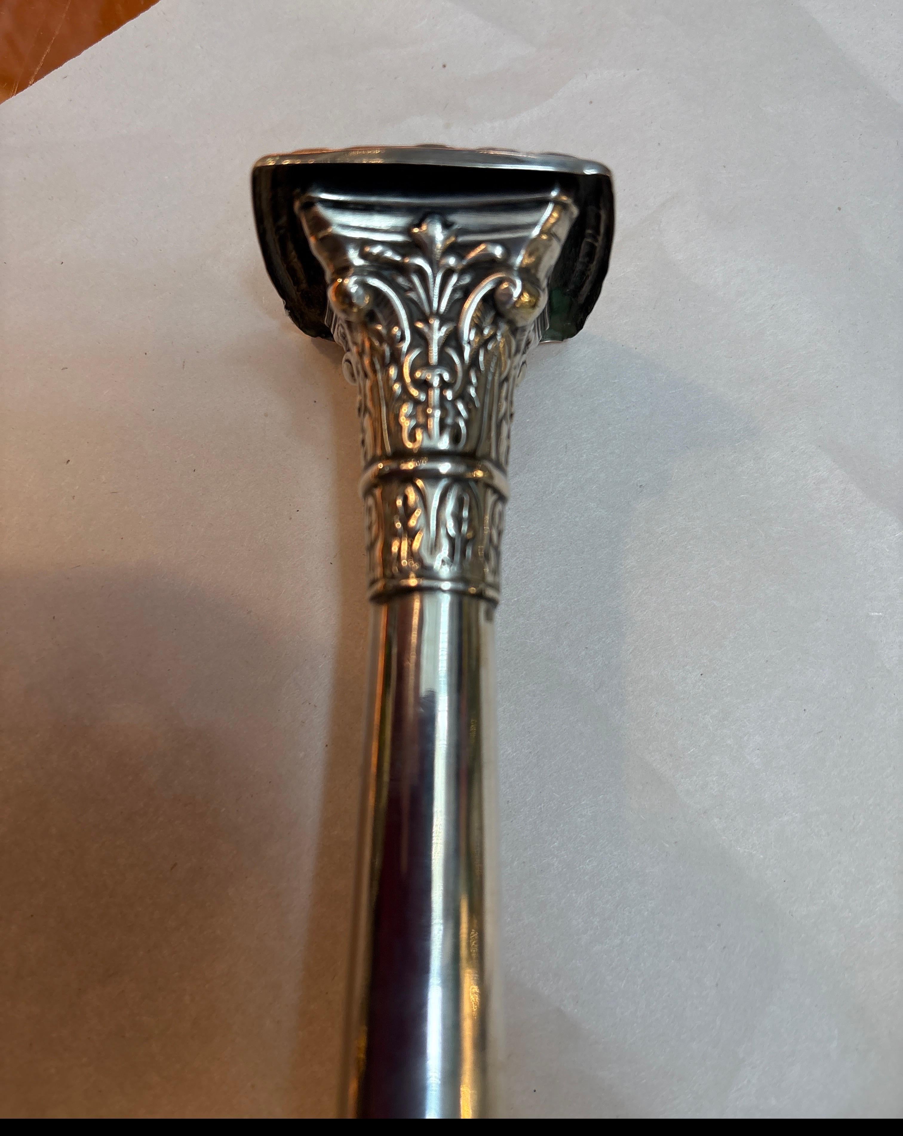 Neoclassico Coppia di candelabri in argento del XIX secolo in stile europeo a colonna in vendita