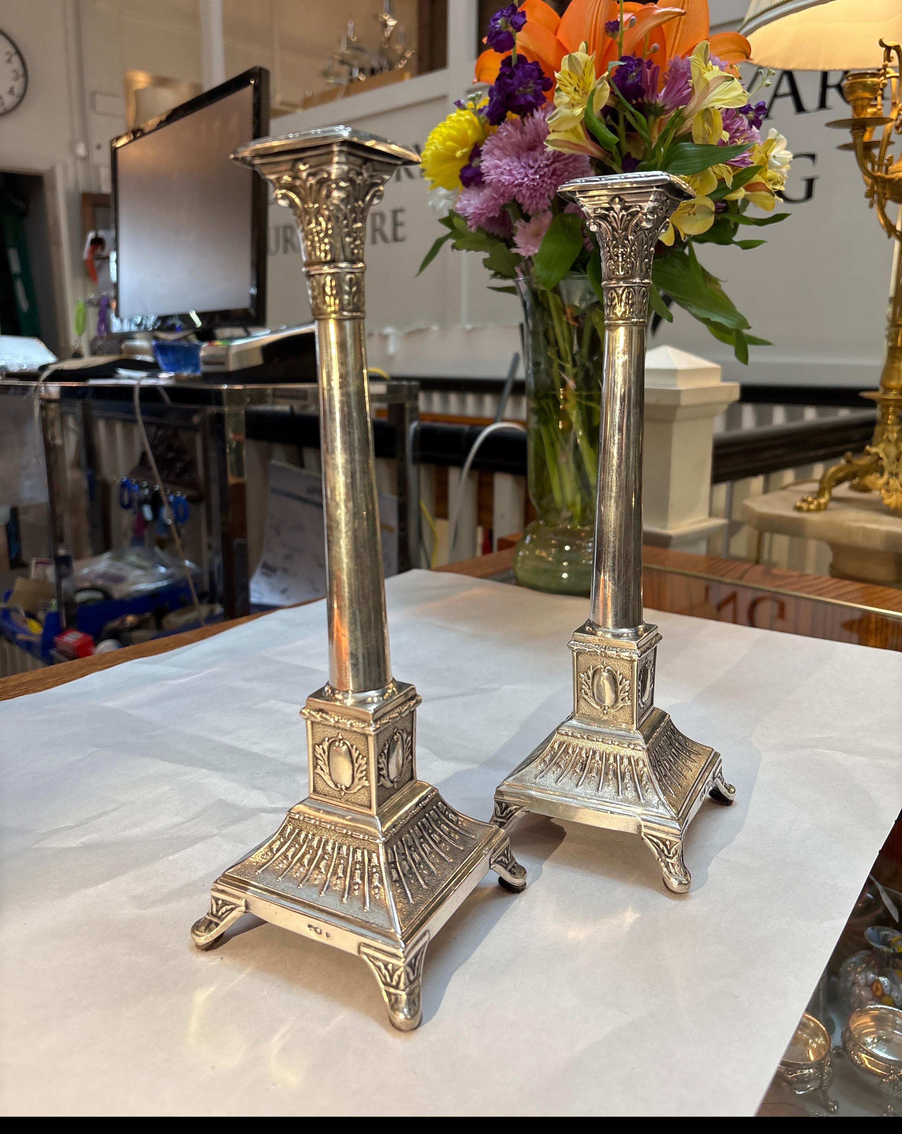 Coppia di candelabri in argento del XIX secolo in stile europeo a colonna In condizioni buone in vendita a Lambertville, NJ