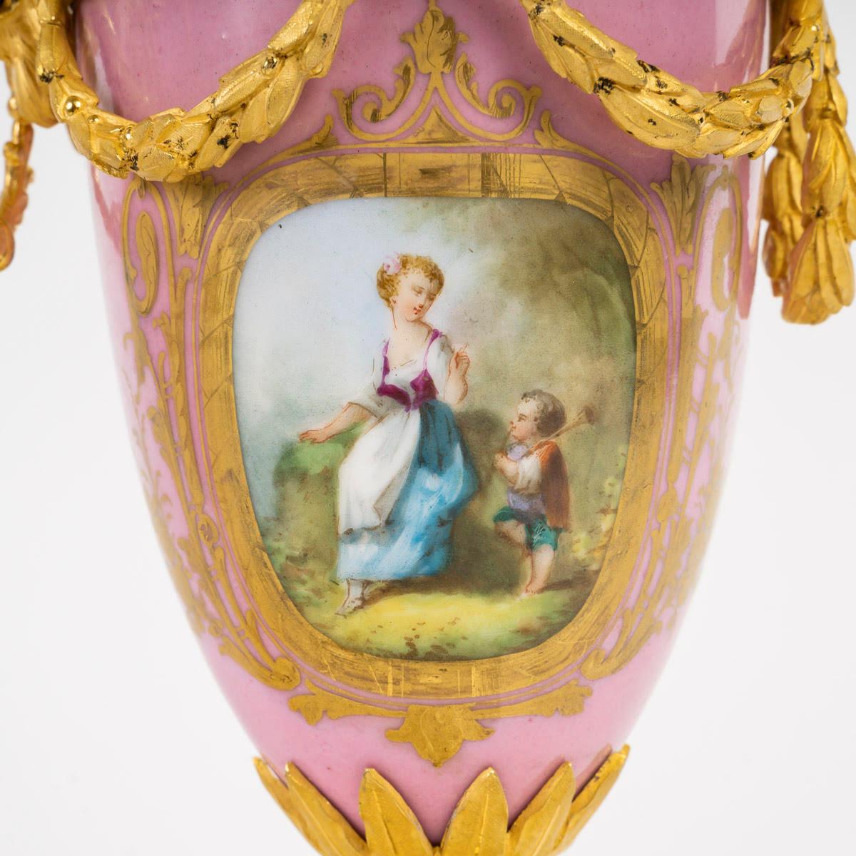 A Pair of 19th Century Ewers in Sèvres Porcelain and Gilt Bronze. In Good Condition In Saint-Ouen, FR