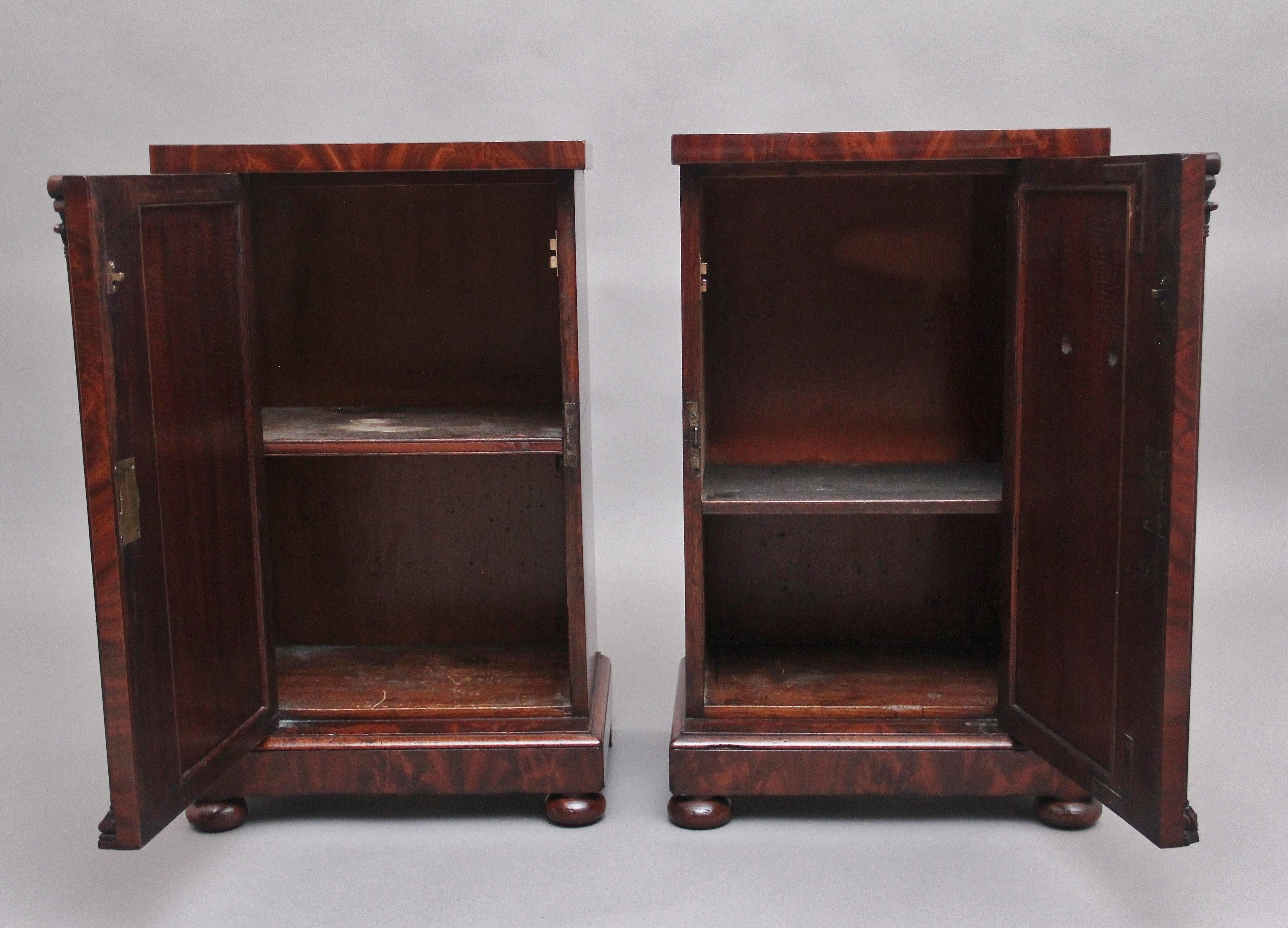 Early Victorian Pair of 19th Century Flame Mahogany Bedside Cabinets For Sale