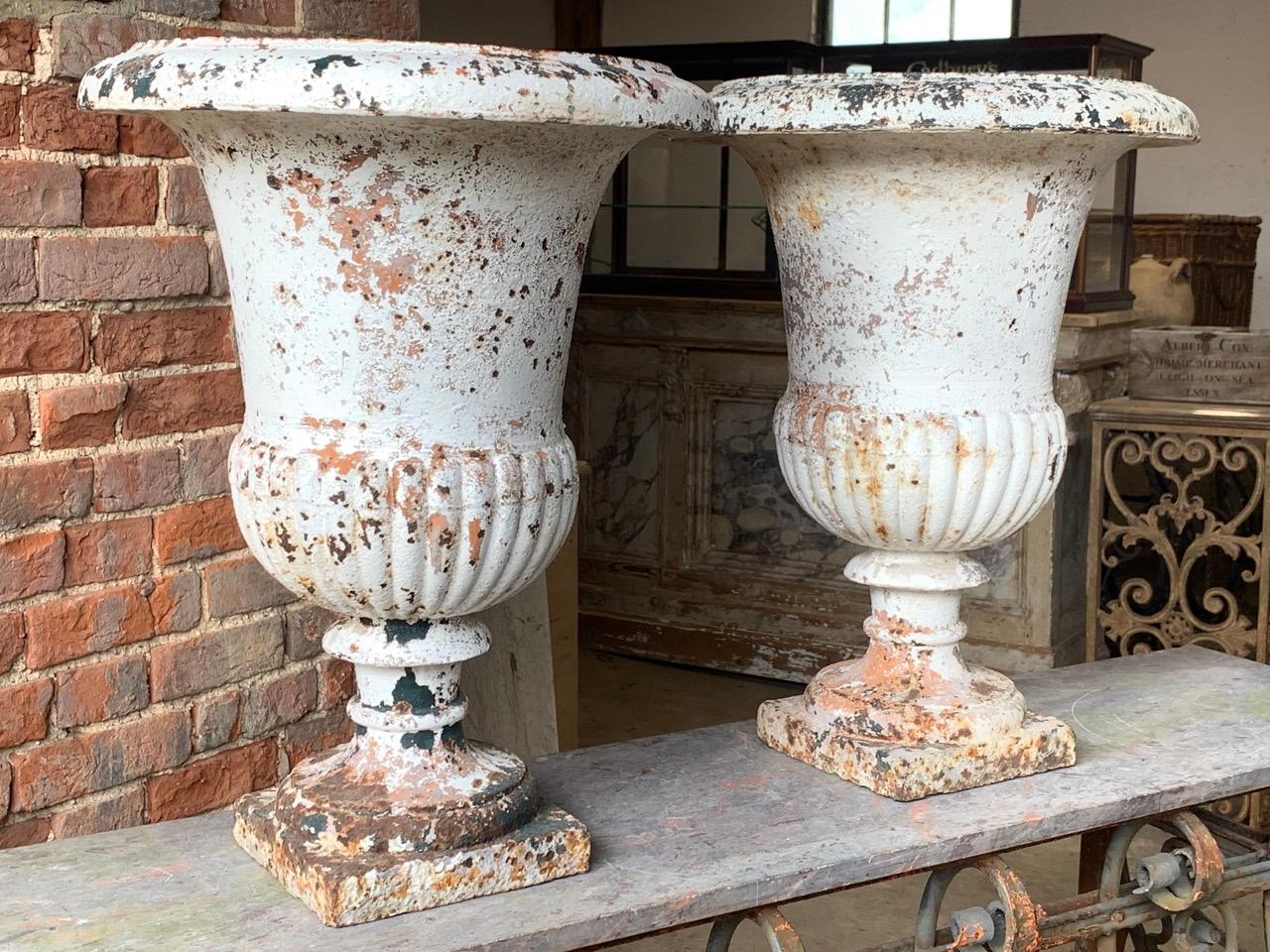 Pair of 19th Century French Medici Urns In Distressed Condition For Sale In Ongar, GB