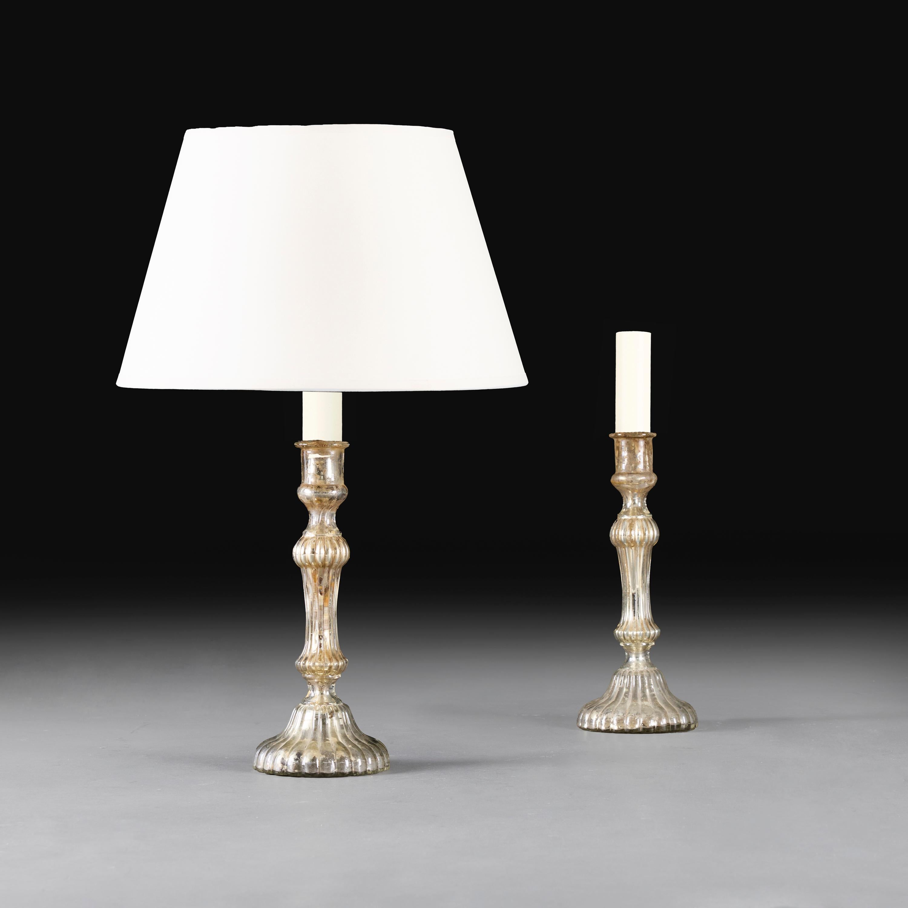 Francia, circa 1890

Coppia di candelabri in vetro al mercurio della fine del XIX secolo, dalla forma a canne, ora montati come lampade.

Altezza 29,00 cm
Altezza con paralume 50,00cm
Diametro 12,00cm

Nota bene:
I paralumi non sono inclusi.