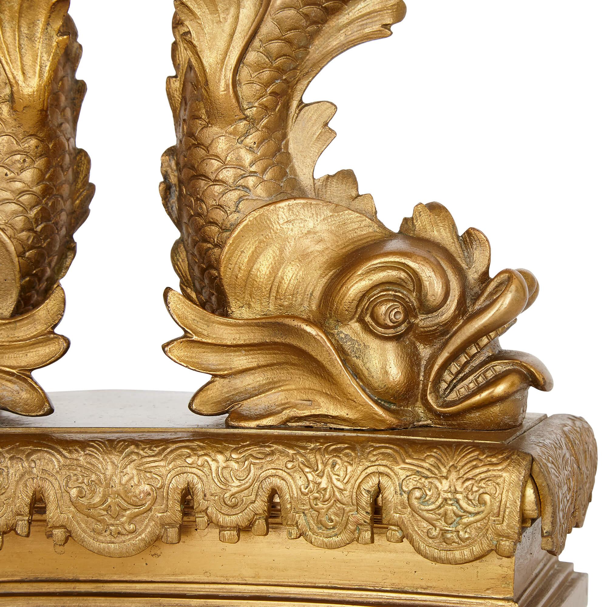 Baroque Paire de chenets en forme de dauphin en bronze doré du 19ème siècle français en vente
