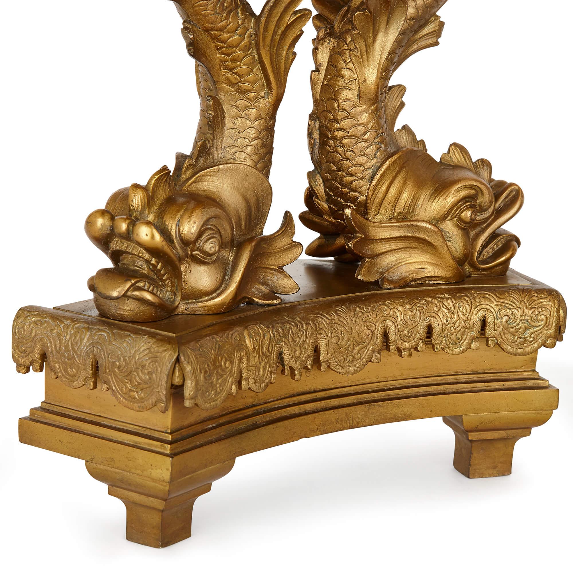 XIXe siècle Paire de chenets en forme de dauphin en bronze doré du 19ème siècle français en vente