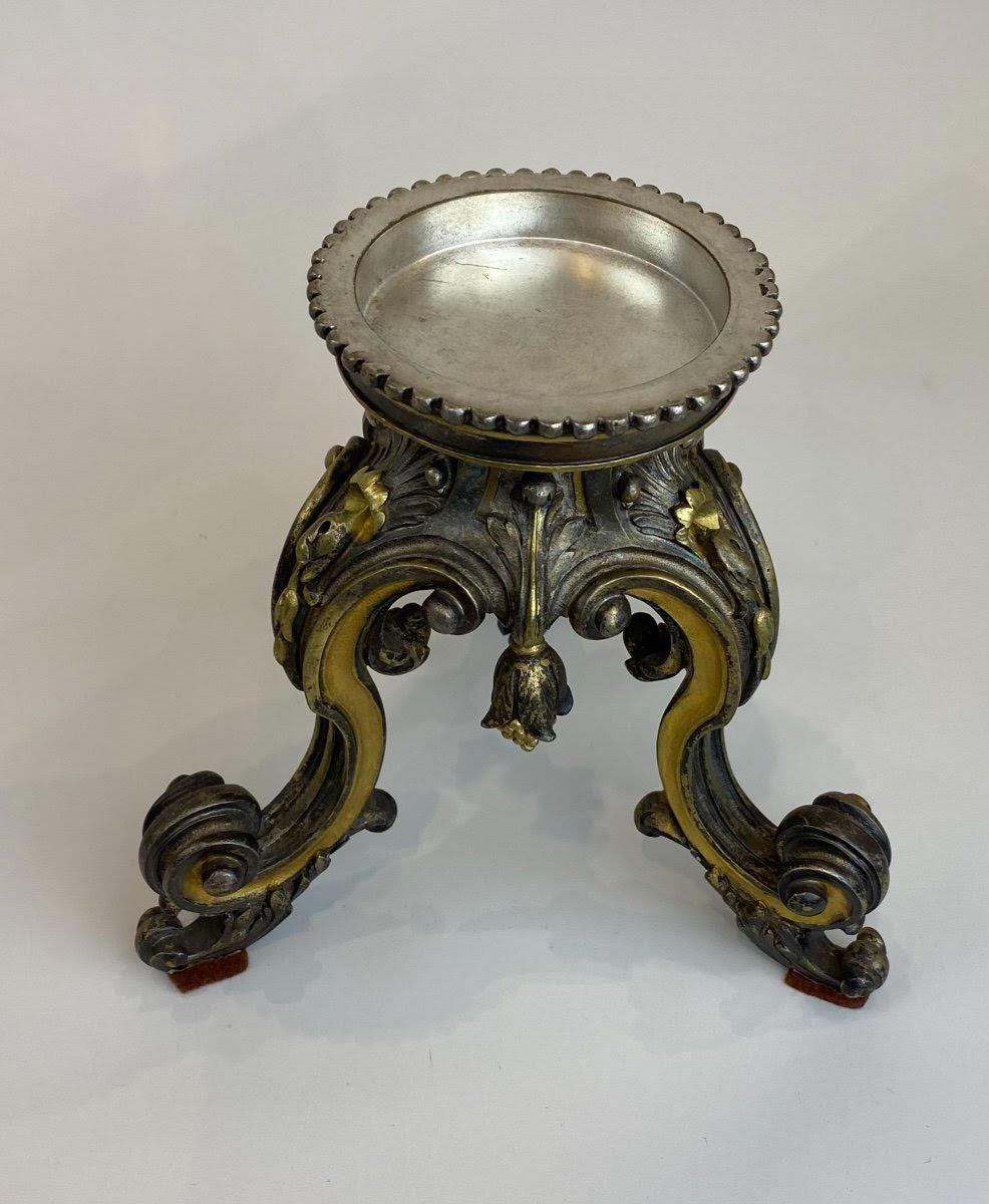 Paire de gobelets en bronze doré et argenté et en cristal du XIXe siècle.

Paire de coupes en bronze doré et cristal argenté d'époque Napoléon III, vers 1880.
H : 24cm, D : 26cm