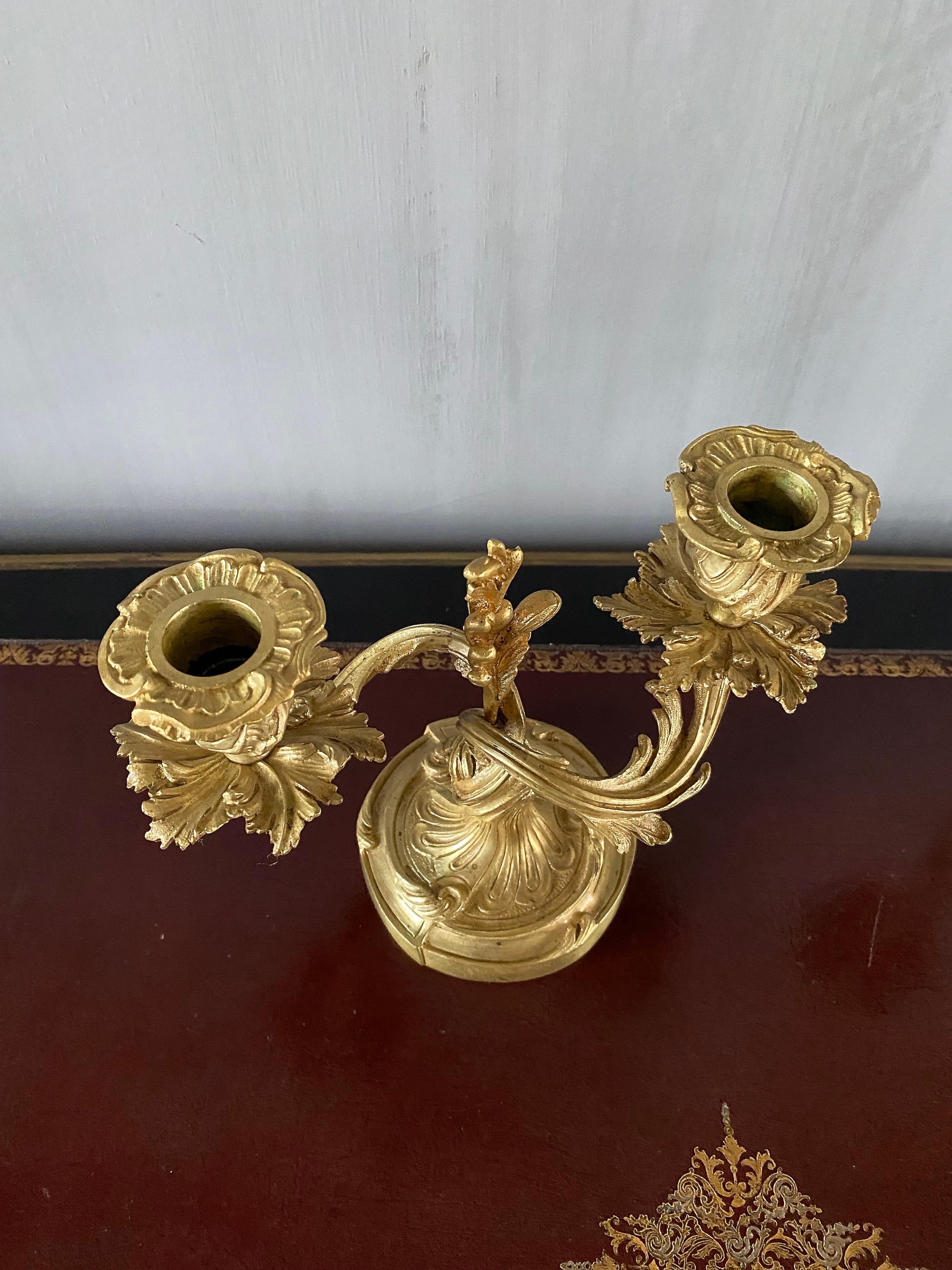 Ein Paar französische Kandelaber aus vergoldeter Bronze aus dem 19. im Angebot 3