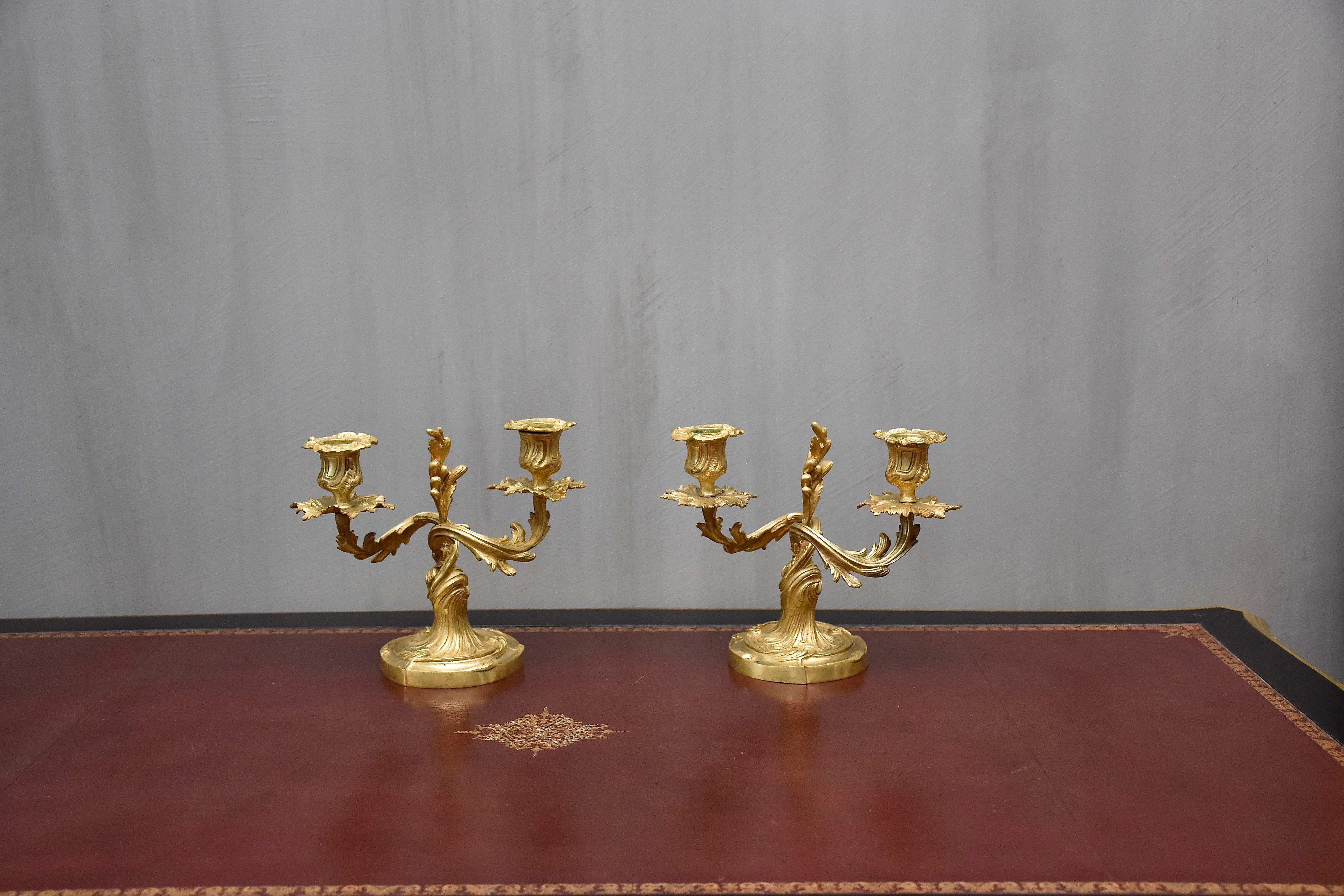 A very pretty pair of gilt bronze French candelabra in the style of Louis XV.
Each with two candle light.
Decorated with foliate motifs and acanthus leaves. 