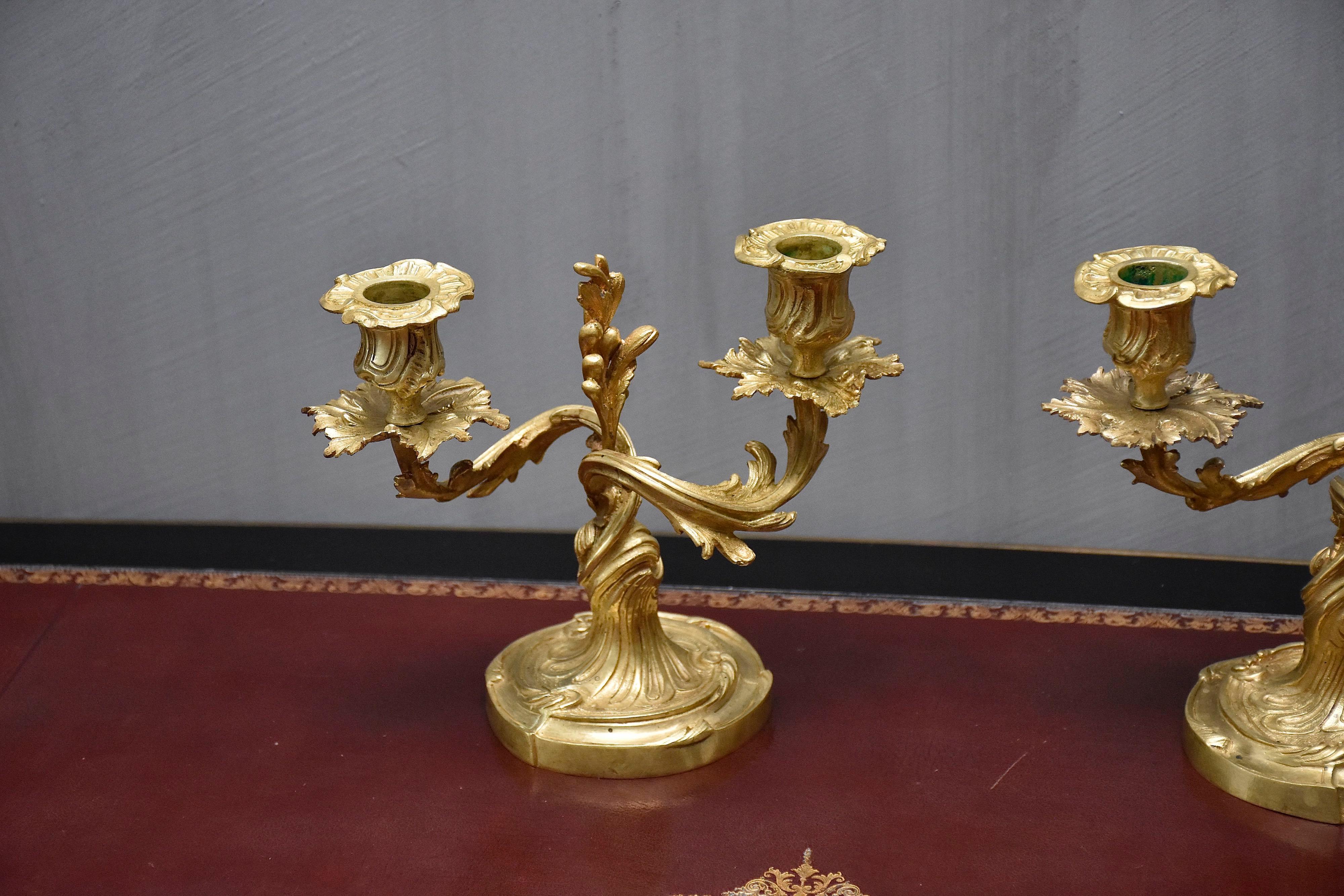 Ein Paar französische Kandelaber aus vergoldeter Bronze aus dem 19. im Zustand „Gut“ im Angebot in SON EN BREUGEL, NL