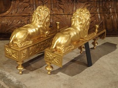 Paire de chenets de cheminée Lion Couchant en bronze doré du 19ème siècle de France