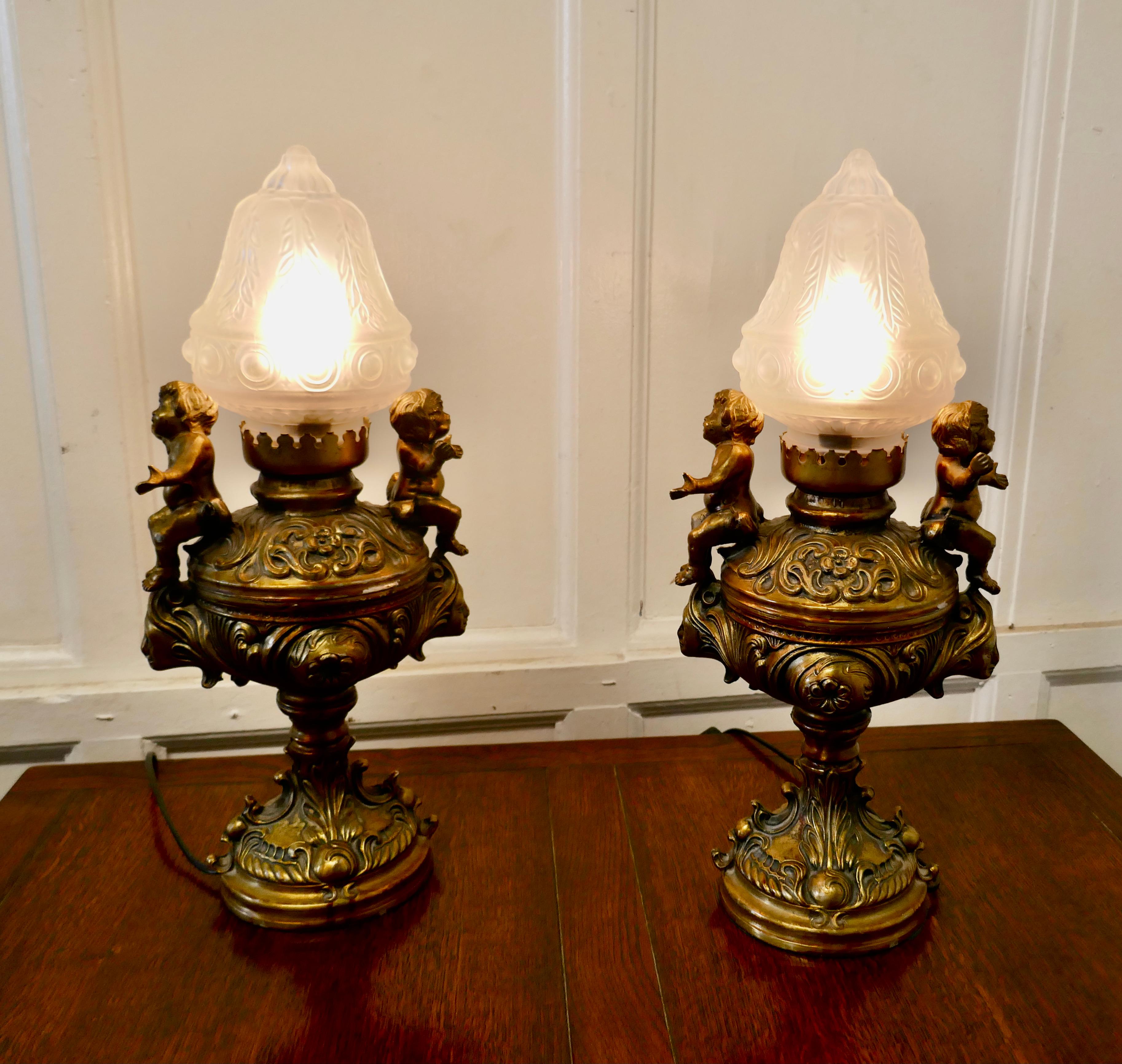 Zinc brut Paire de lampes dorées du 19ème siècle en forme de chérubins ou de putti