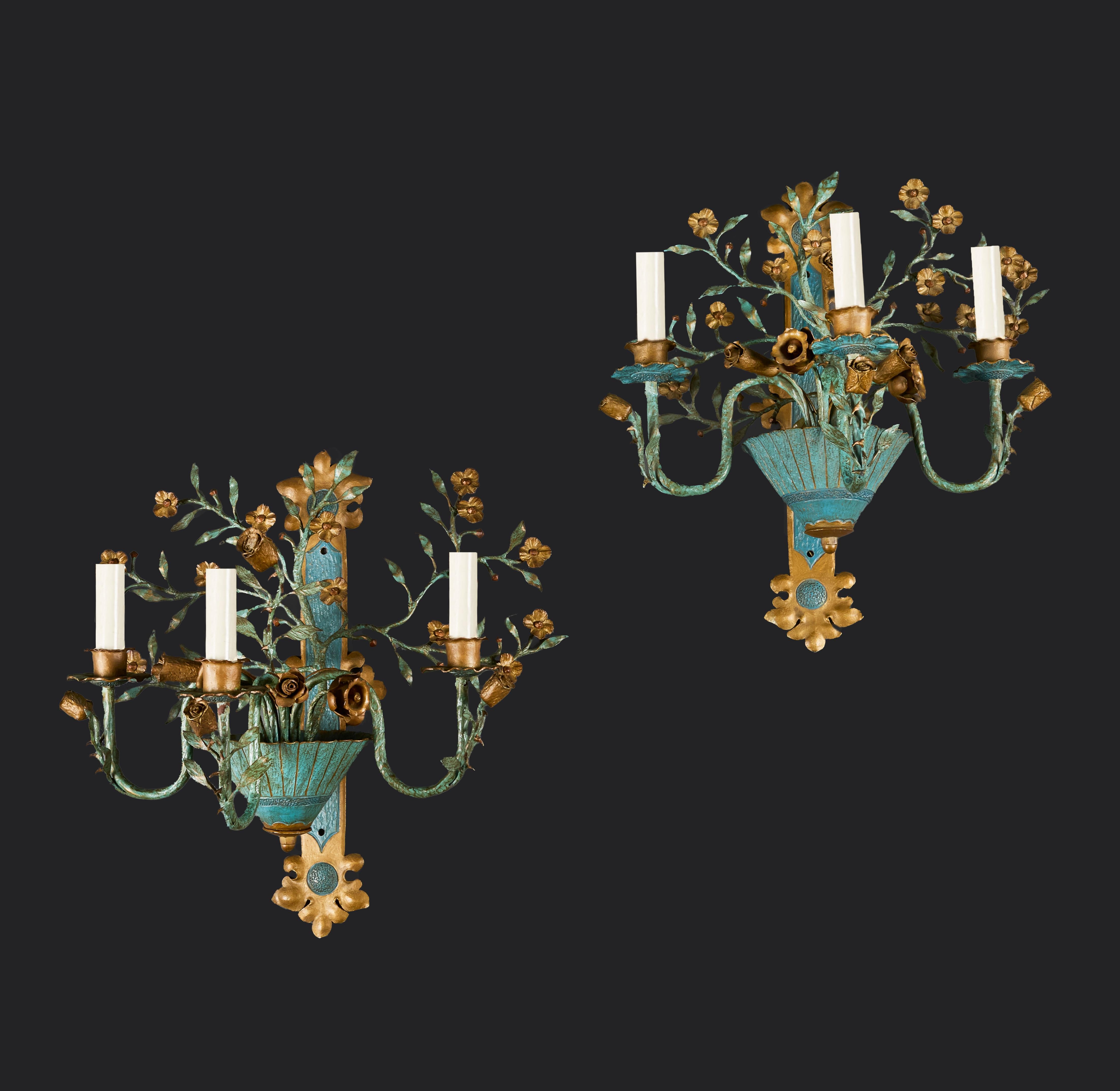Francia, circa 1890
Coppia di applique in tole francesi della fine del XIX secolo, con raggi naturalistici di fiori dietro a tre bracci di candele, decorate in blu acqua e oro.

Altezza 56,00cm
Larghezza 50,00cm
Profondità 40,00cm

Nota