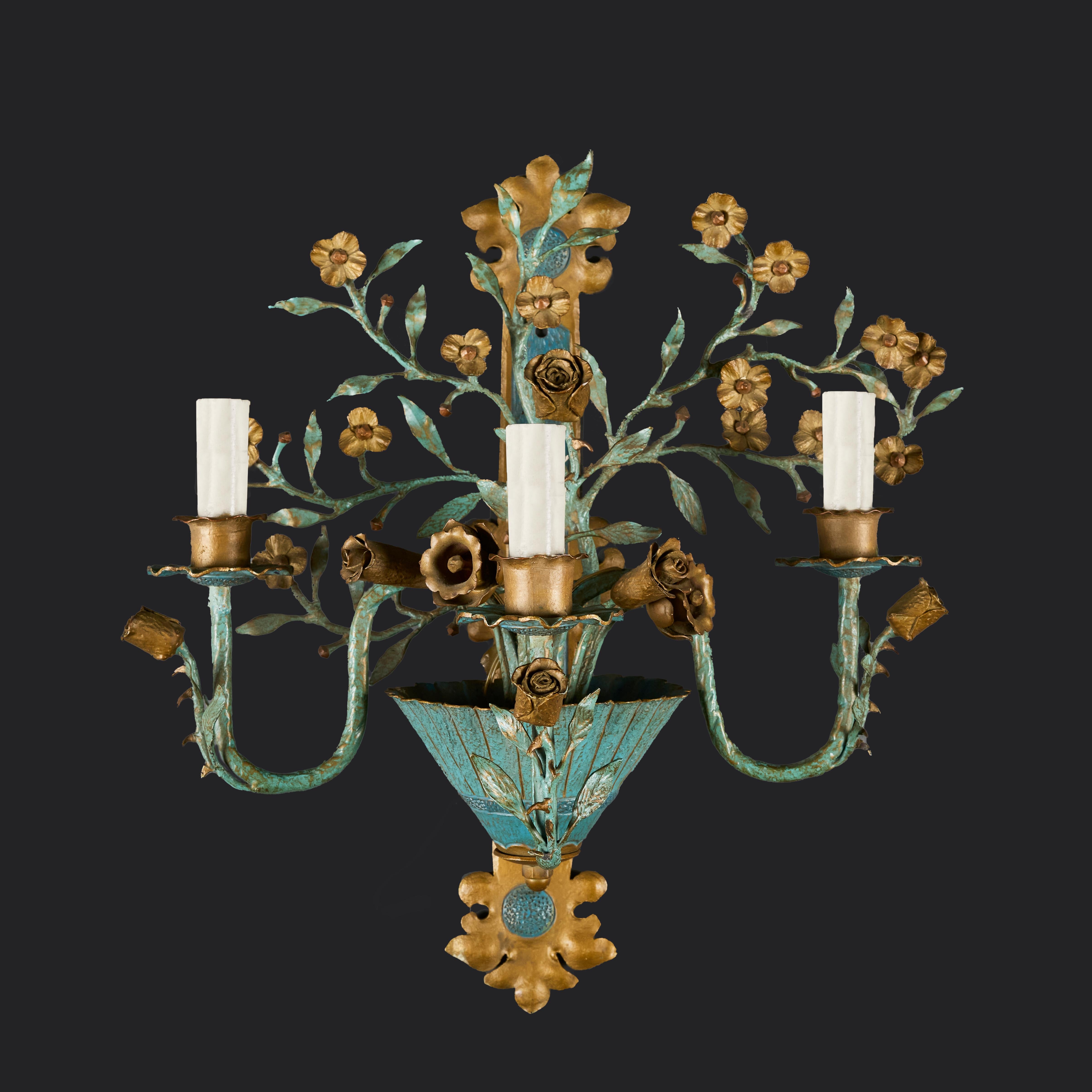 Dipinto a mano Coppia di appliques a fiori di talpa verde e dorata del XIX secolo in vendita