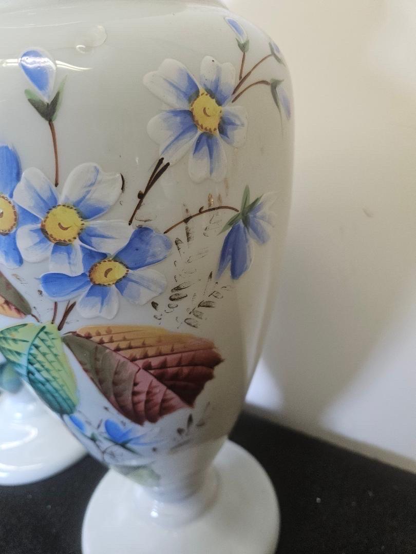 Français Paire de vases en opaline blanche peints à la main au 19ème siècle en vente