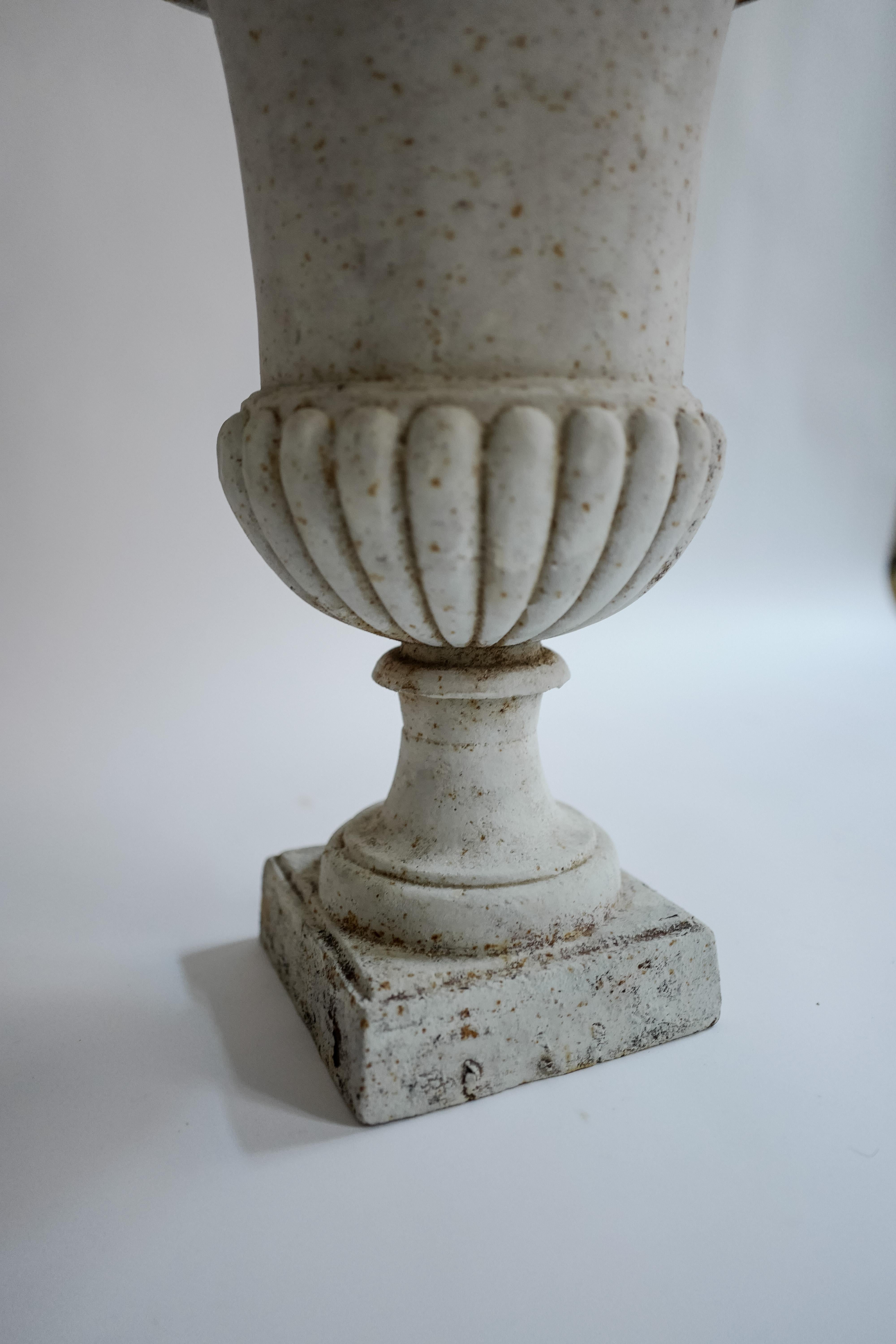 Pair of 19th Century White Iron Garden Urns In Good Condition For Sale In Milano, IT