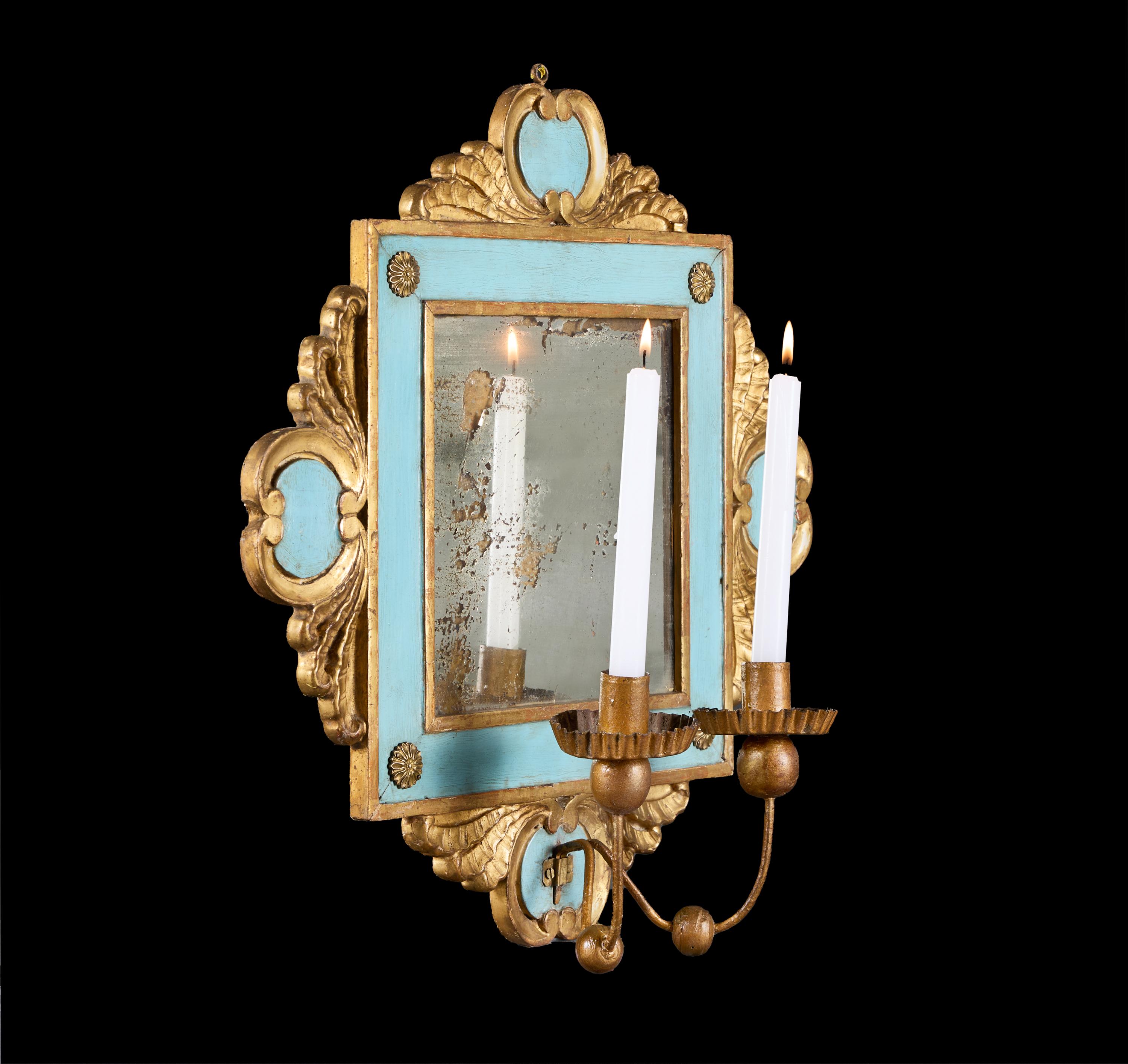 Legno dorato Coppia di Girandole italiane del XIX secolo in legno dorato e dipinto di blu in vendita