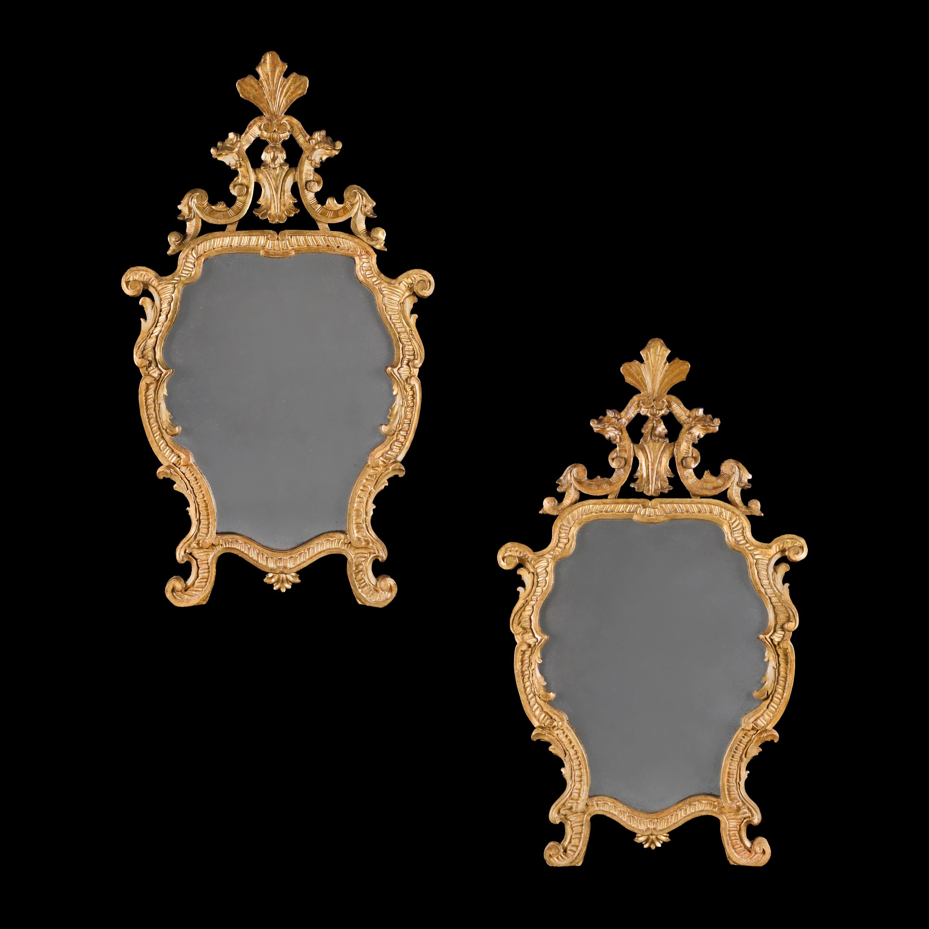 Italie, vers 1820

Paire de miroirs toscans en bois doré du début du 19e siècle, de forme bouclier, avec un décor de losanges taillés sur les cadres et une crête ajourée à motif de feuillage.

Hauteur 136.00cm

Largeur 80.00cm