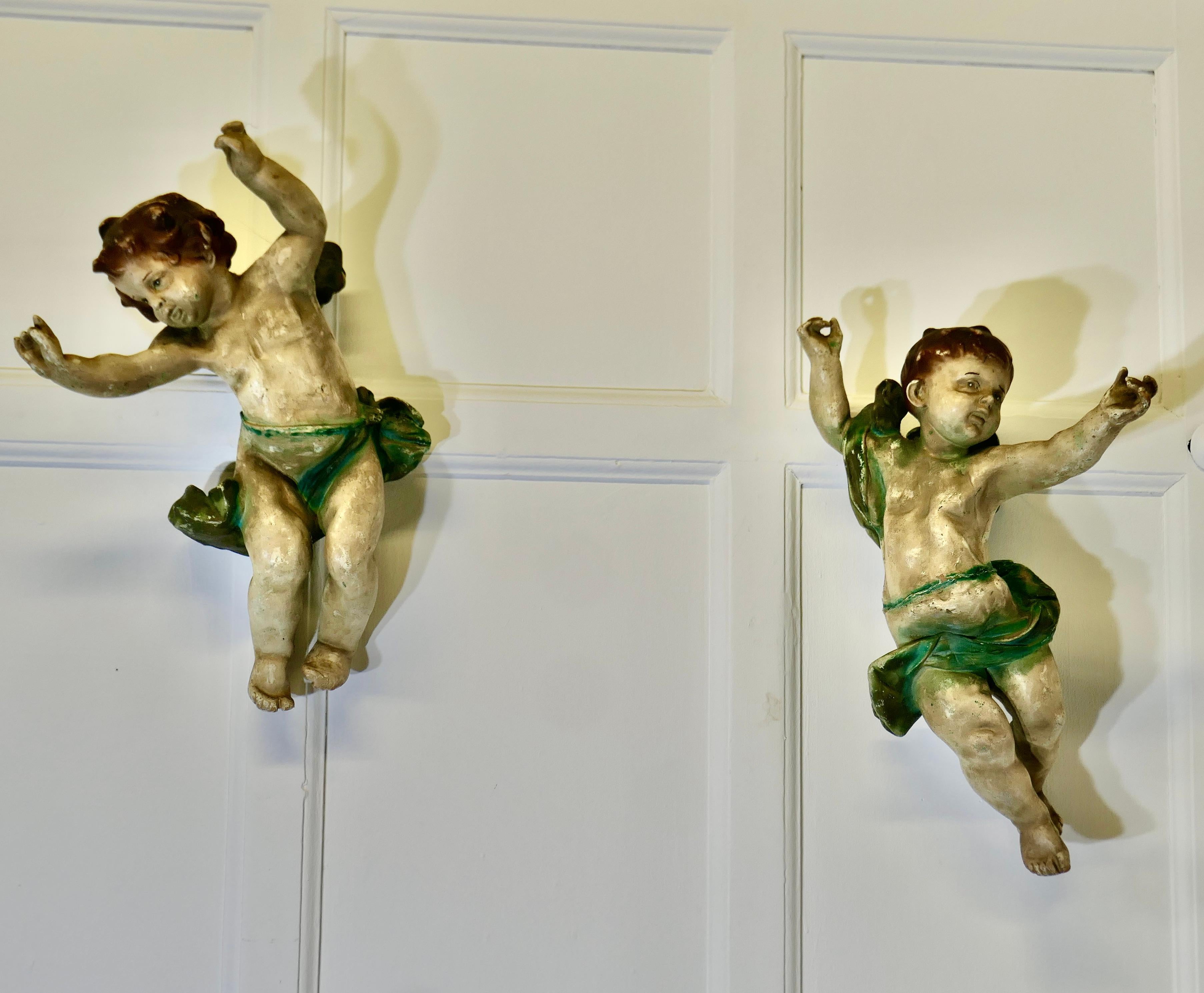 Coppia di putti italiani del XIX secolo firmati A

2 figure barocche realizzate a mano in legno e gesso, 2 putti giocherelloni, hanno due ganci gemelli sul retro che permettono di appenderli dall'alto, entrambi sono firmati 