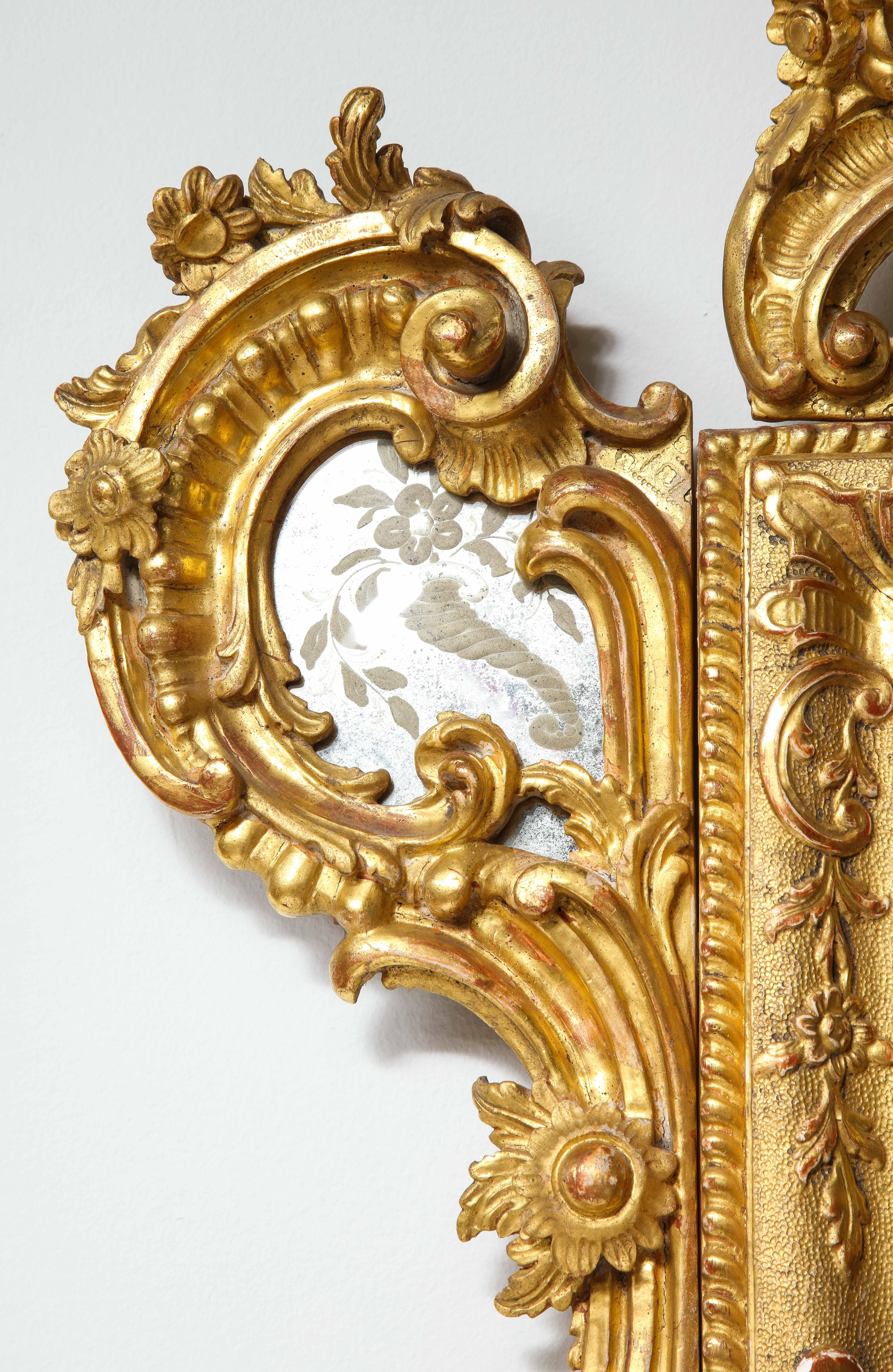Paire de miroirs vénitiens italiens du 19ème siècle en bois doré sculpté et gravé à la main en vente 3