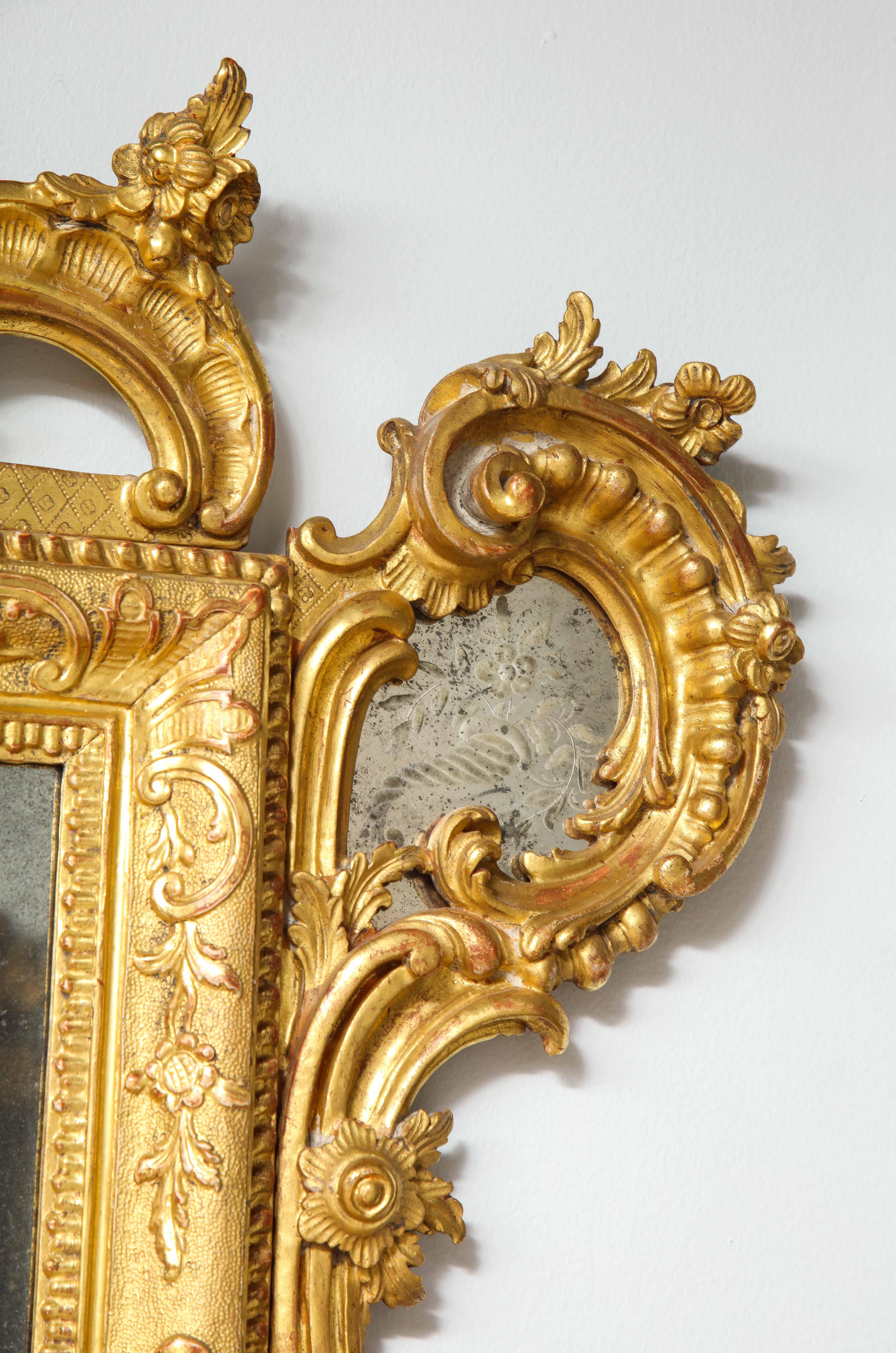 Paire de miroirs vénitiens italiens du 19ème siècle en bois doré sculpté et gravé à la main en vente 4