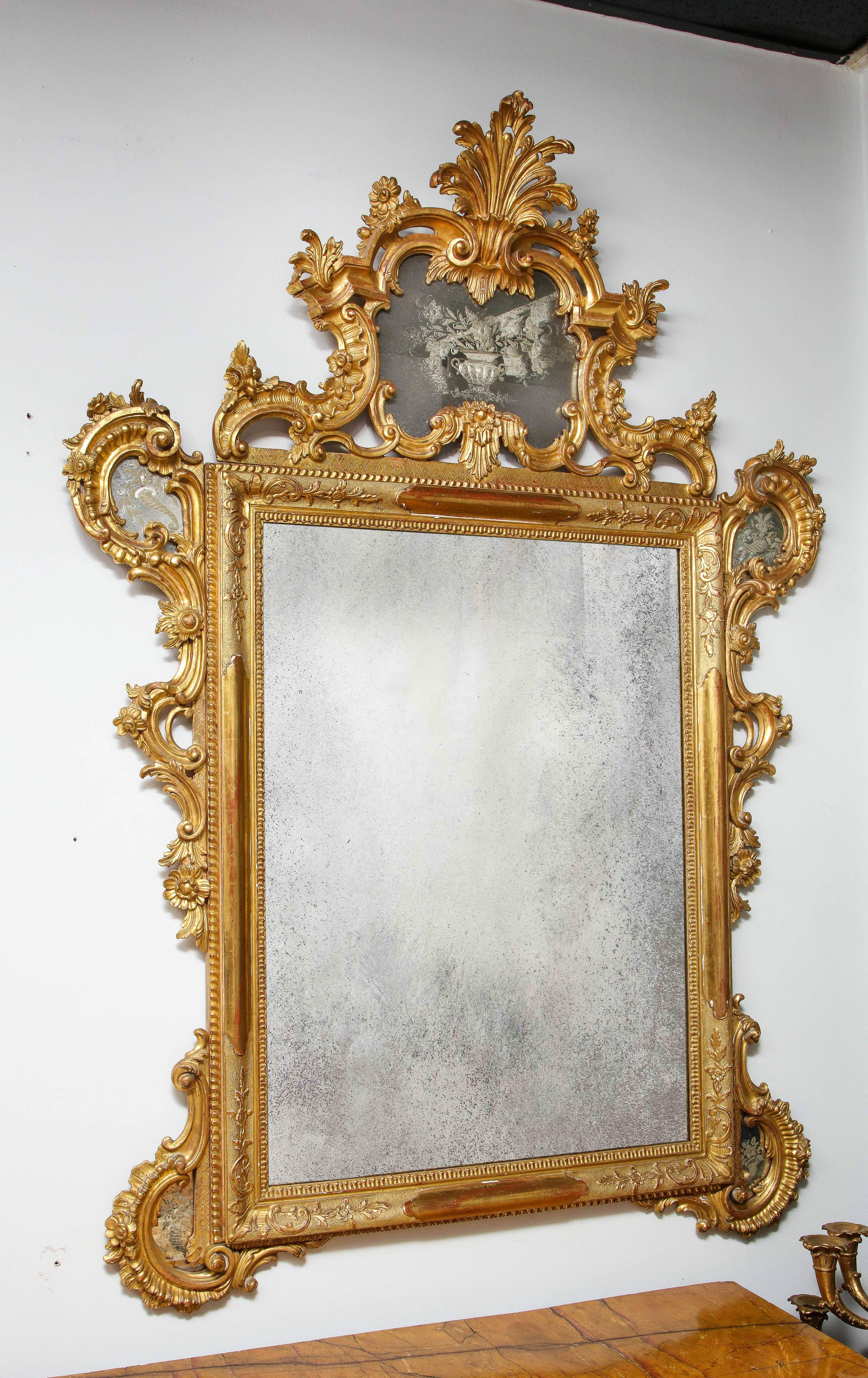 Louis XV Paire de miroirs vénitiens italiens du 19ème siècle en bois doré sculpté et gravé à la main en vente