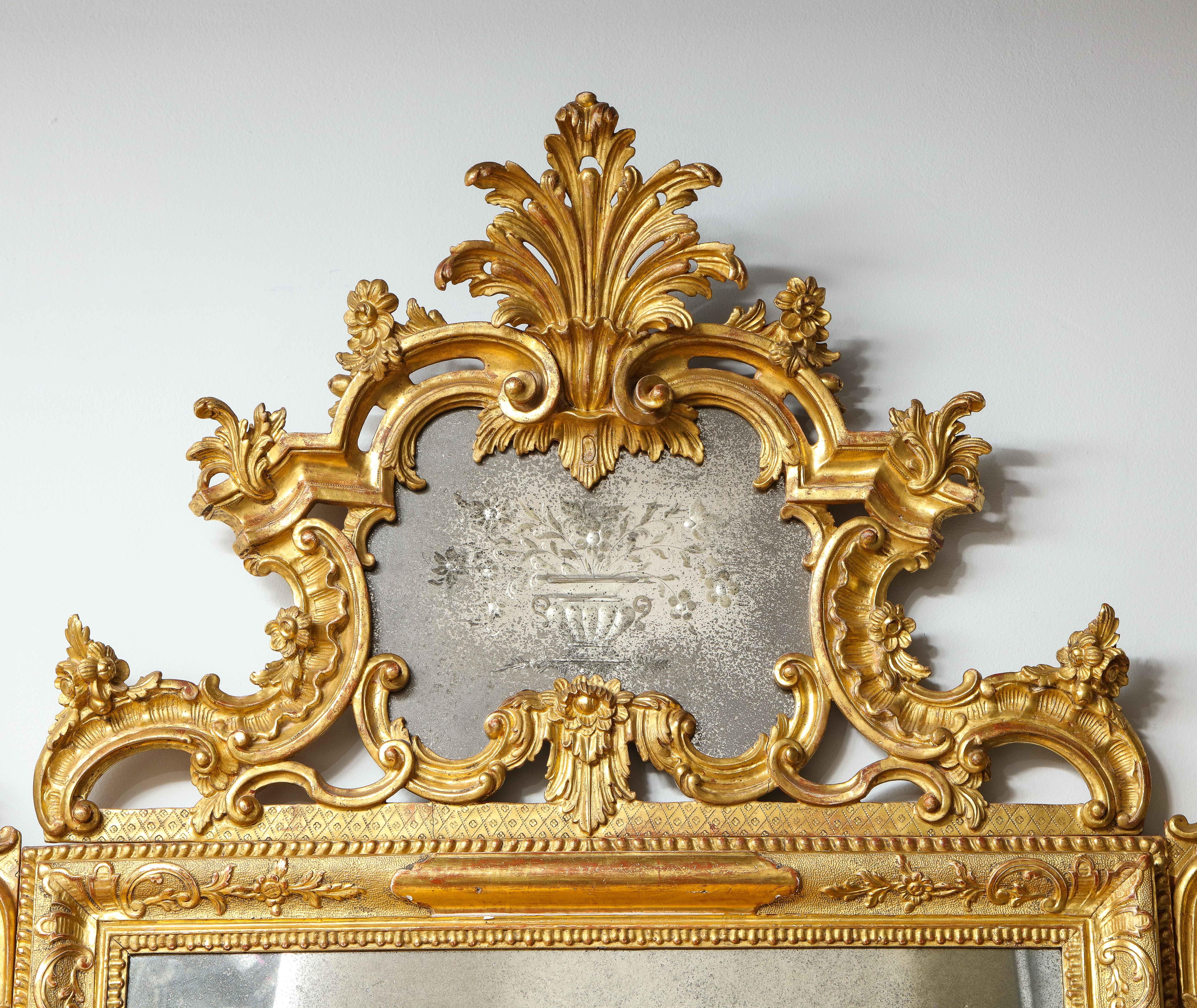Sculpté à la main Paire de miroirs vénitiens italiens du 19ème siècle en bois doré sculpté et gravé à la main en vente