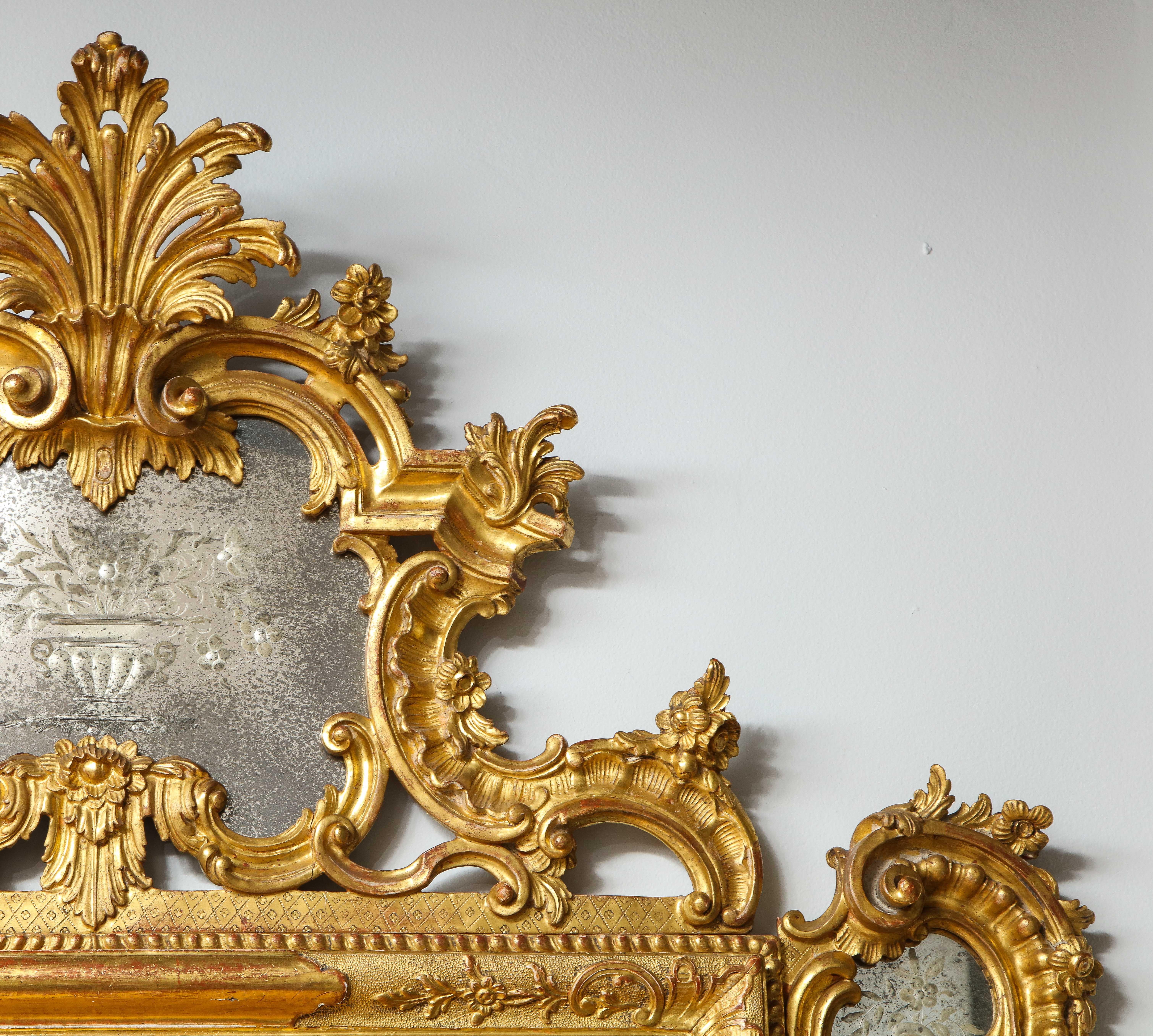 Milieu du XIXe siècle Paire de miroirs vénitiens italiens du 19ème siècle en bois doré sculpté et gravé à la main en vente