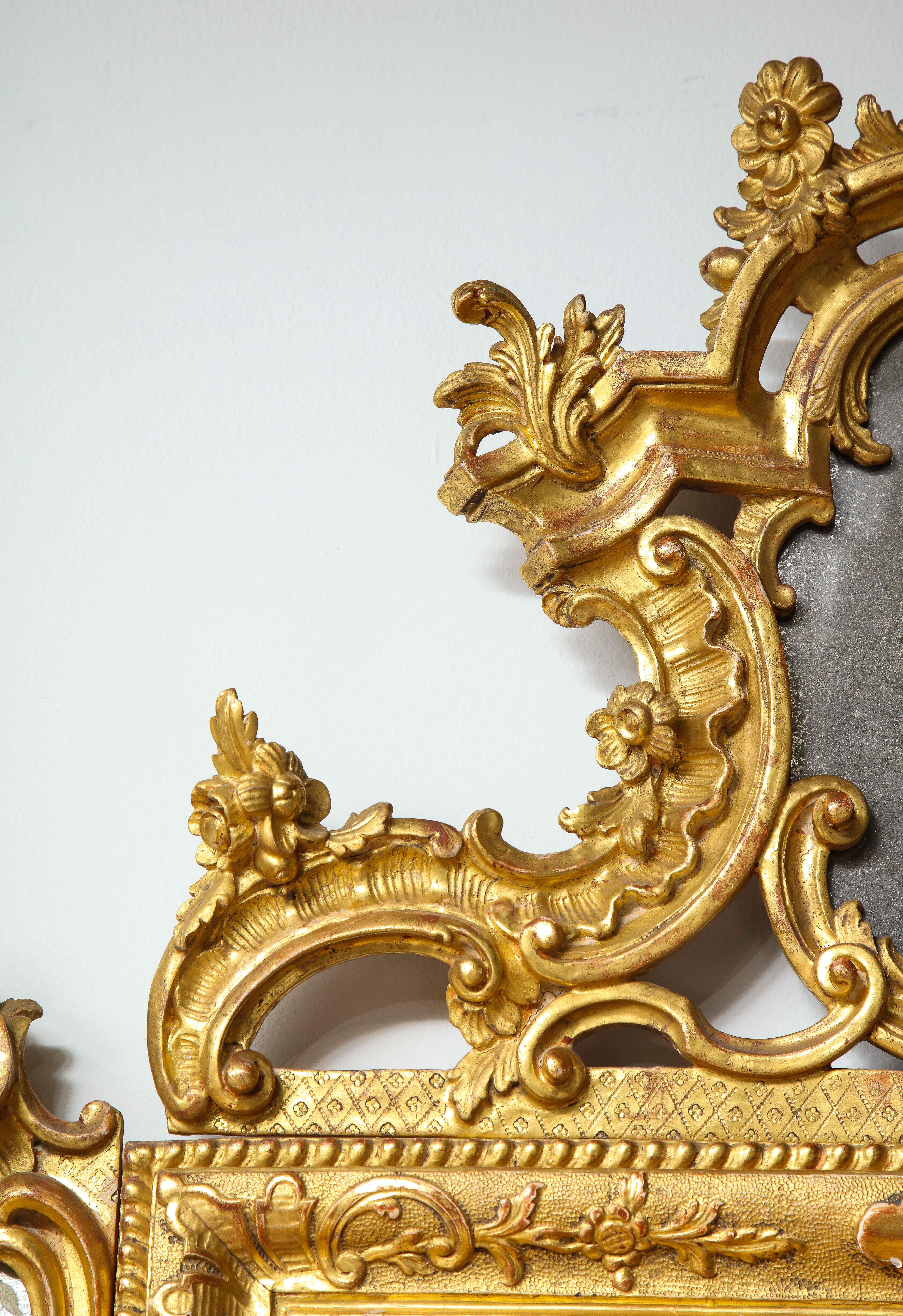 Miroir Paire de miroirs vénitiens italiens du 19ème siècle en bois doré sculpté et gravé à la main en vente