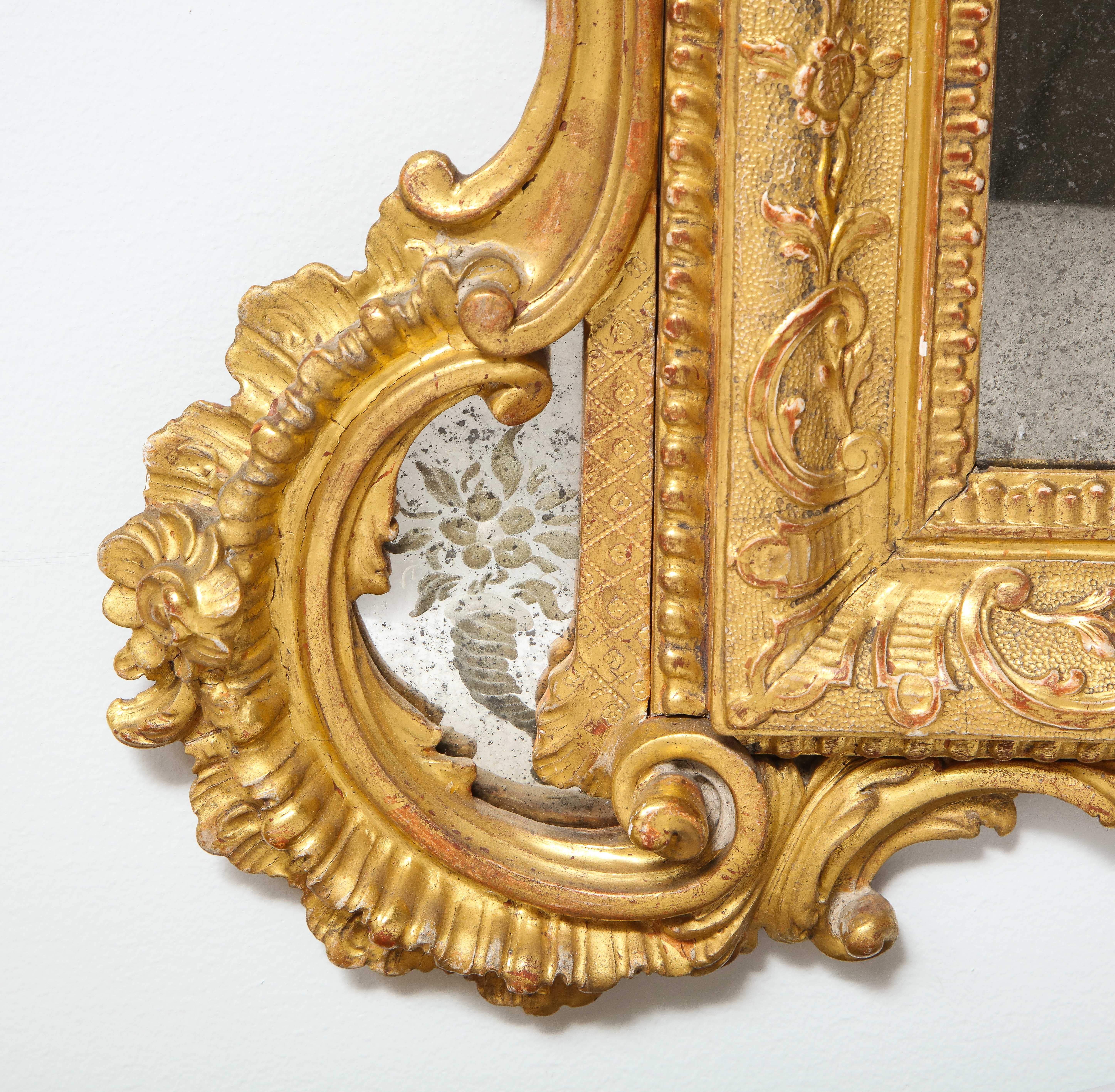 Paire de miroirs vénitiens italiens du 19ème siècle en bois doré sculpté et gravé à la main en vente 1