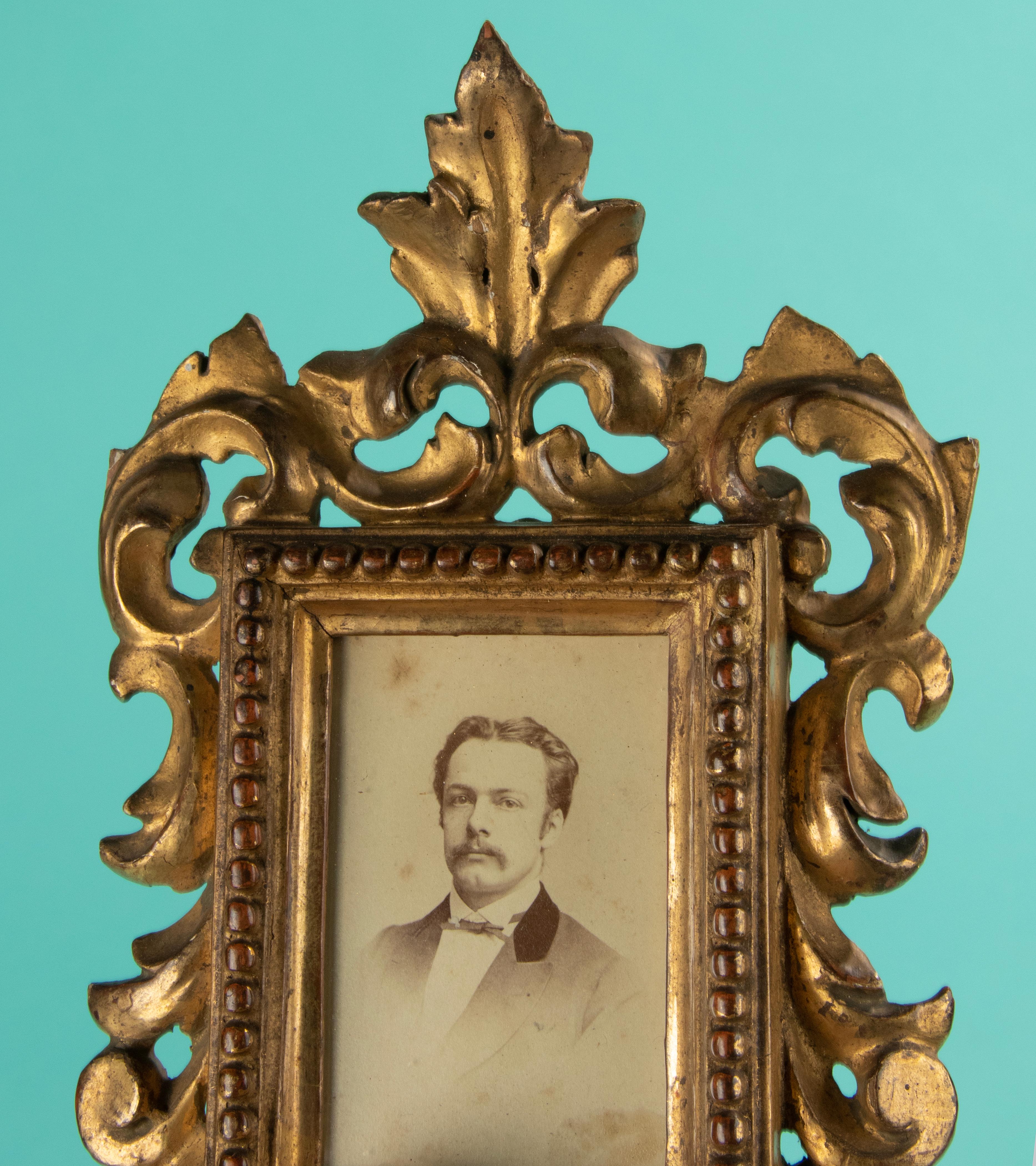 Pair of 19th Century Italian Wooden Carved Picture Frames For Sale at 1stDibs