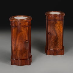 Paire de tables de chevet en acajou du XIXe siècle avec dessus en marbre blanc