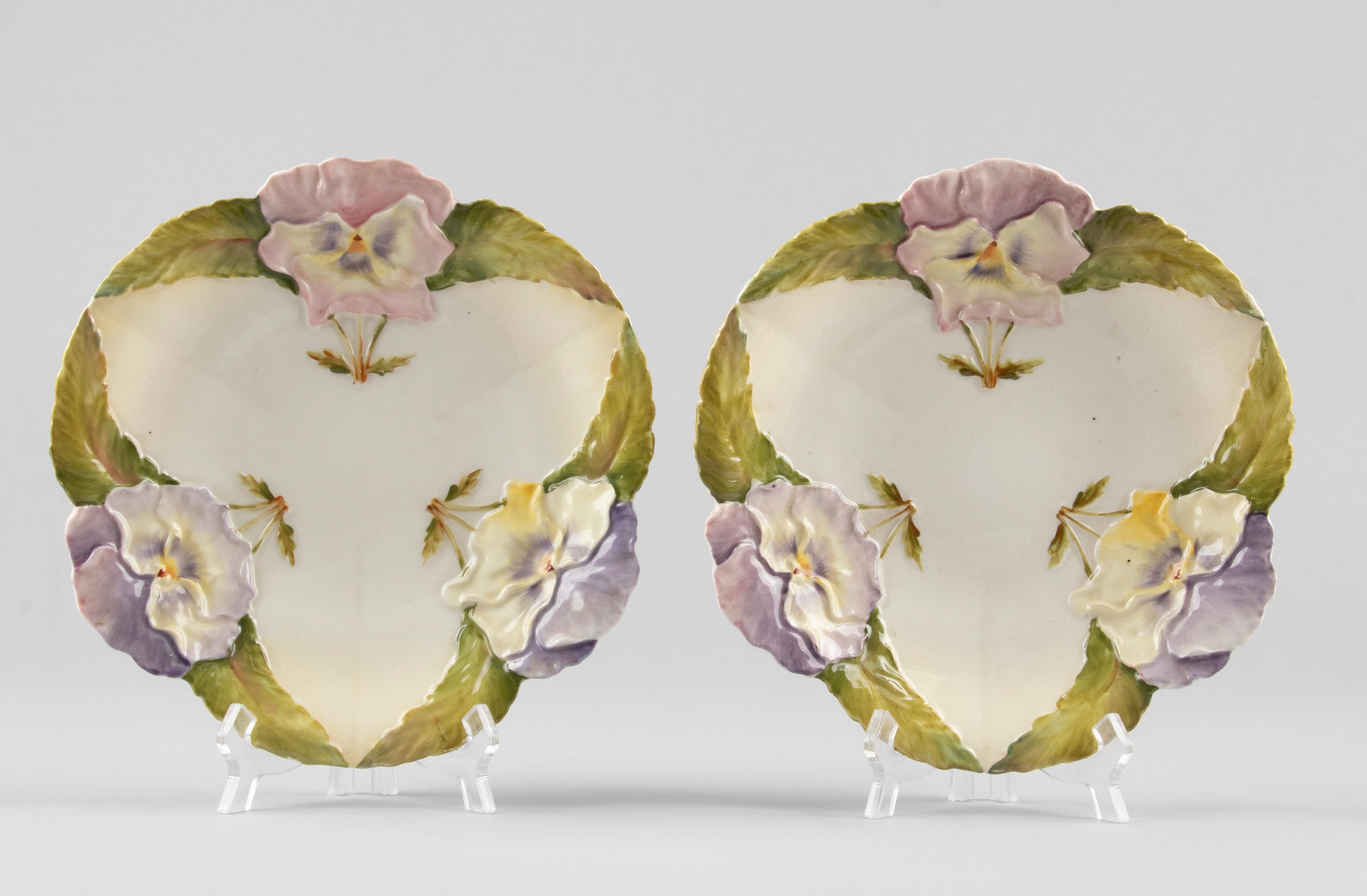 Hand-Crafted Pair of 19th Century Majolica Plates Decorated with Flowers For Sale