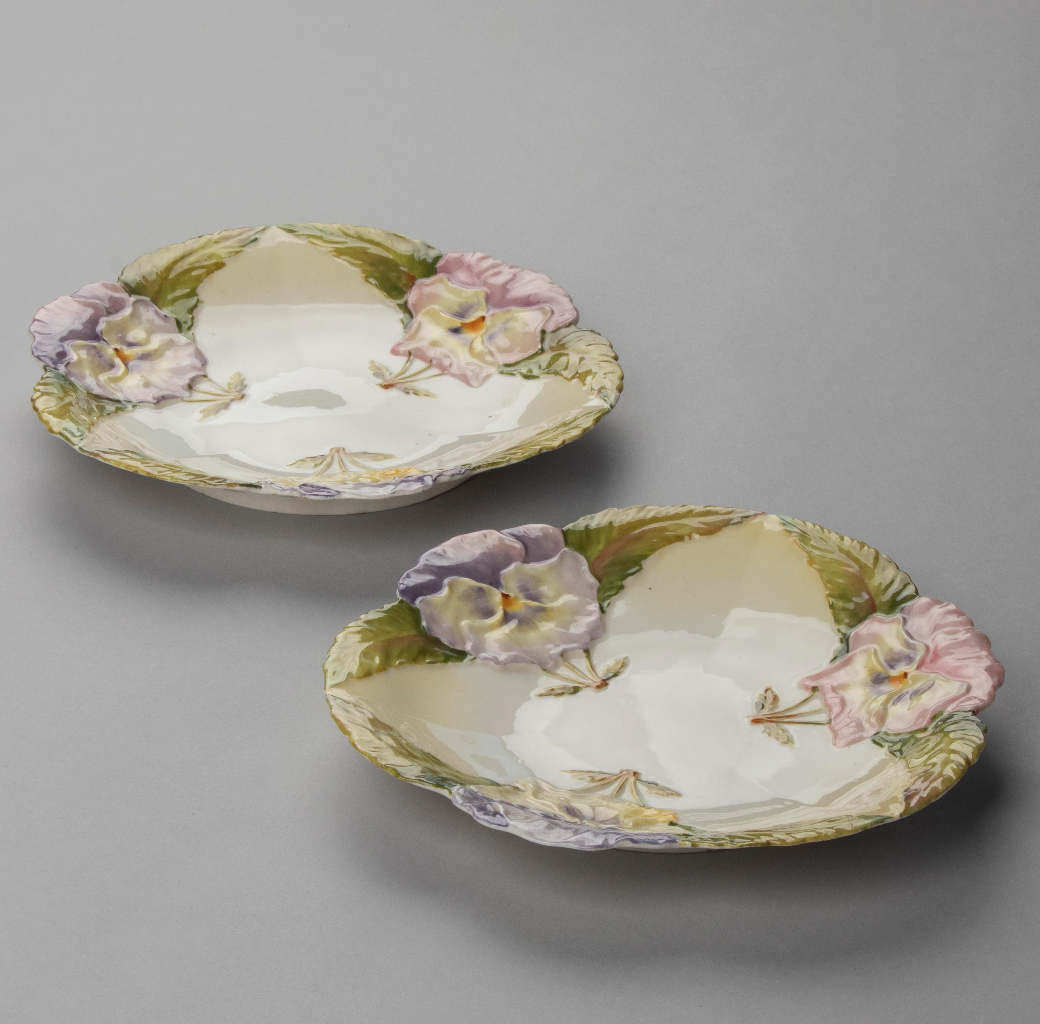 Pair of 19th Century Majolica Plates Decorated with Flowers In Good Condition For Sale In Casteren, Noord-Brabant
