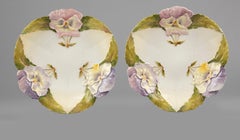 Paar Majolika-Teller aus dem 19. Jahrhundert, dekoriert mit Blumen