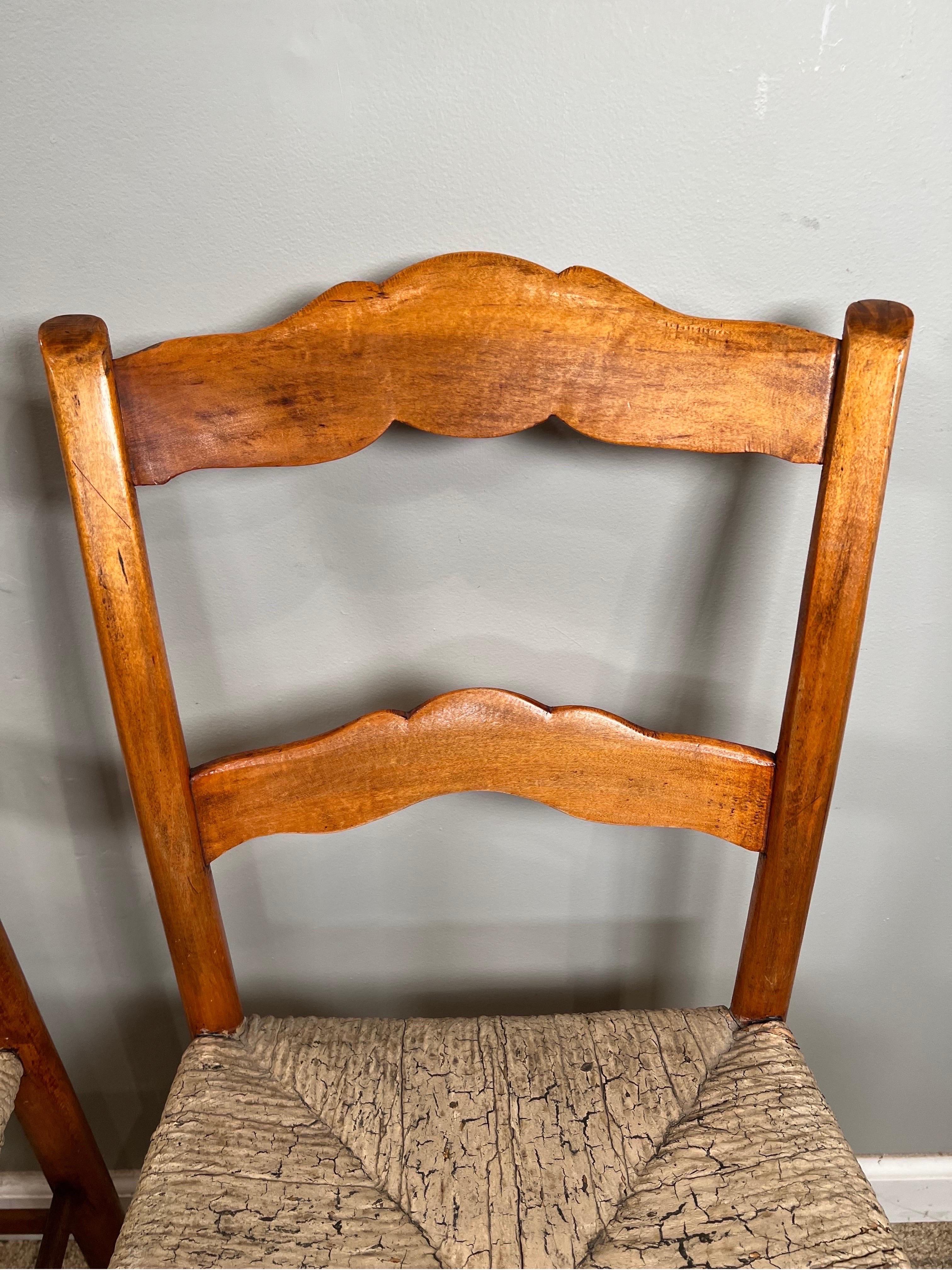 Pair of 19th Century Maple Side Chairs with Rush Seats In Good Condition For Sale In New York, NY