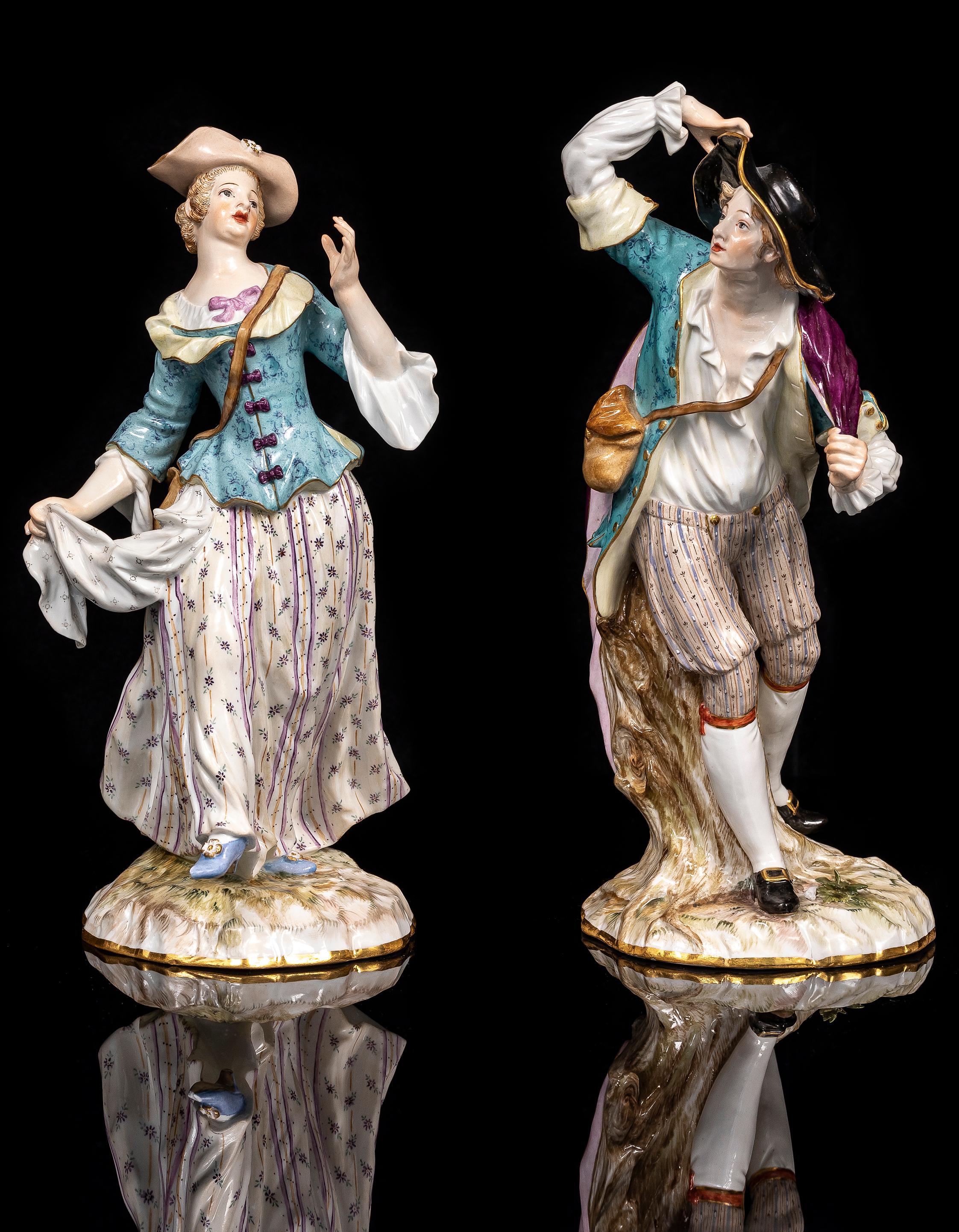 Pareja de figuras de porcelana de Meissen del siglo XIX de un hombre y una mujer con atuendo del siglo XVIII.  Este par de figuras representa a un hombre y una mujer con atuendo pastoral del siglo XVIII, cada uno de pie sobre una base de rocaille