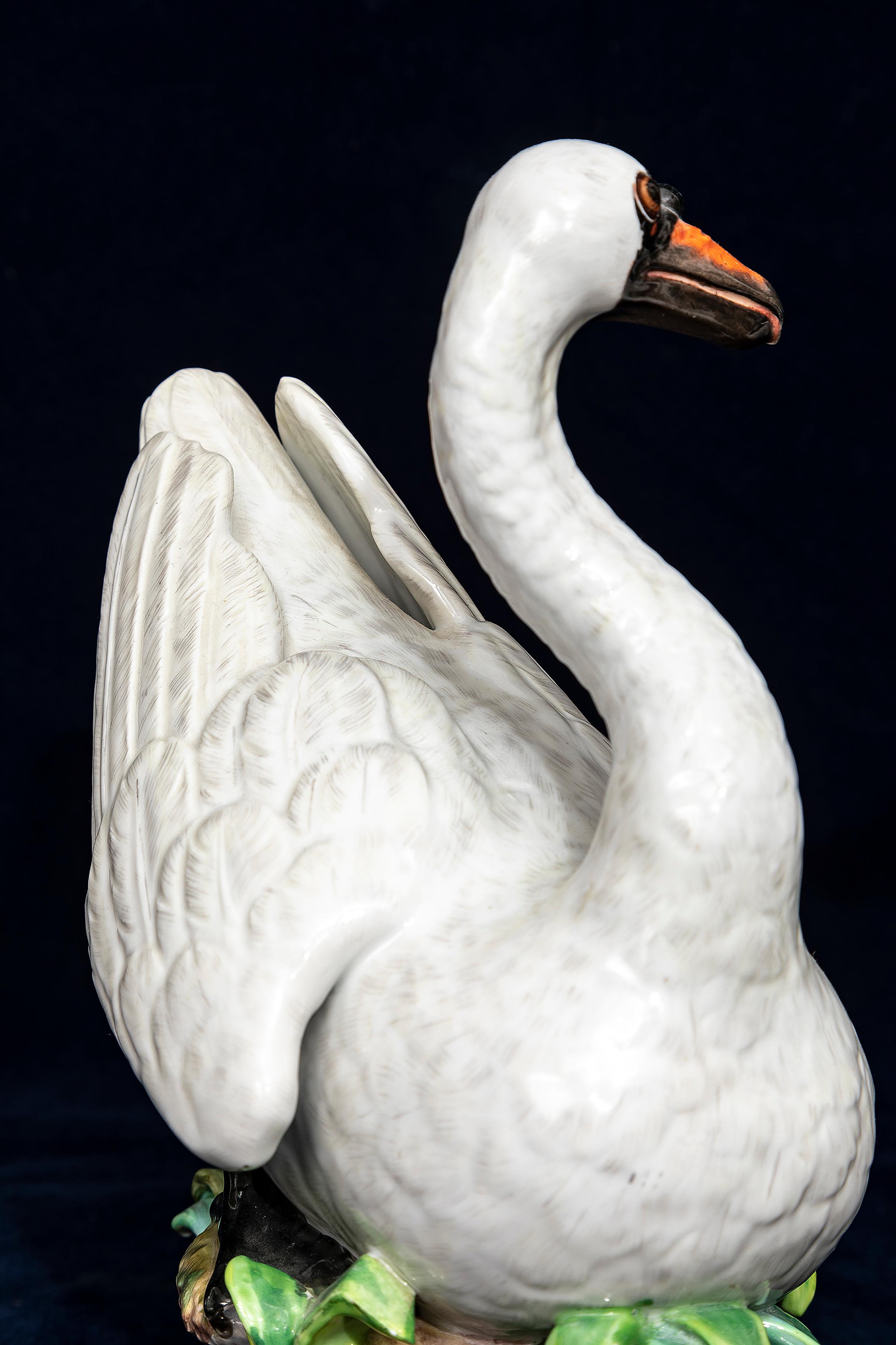 Paire de modèles de cygnes en porcelaine de Meissen du XIXe siècle, d'après J. J. Kandler en vente 2