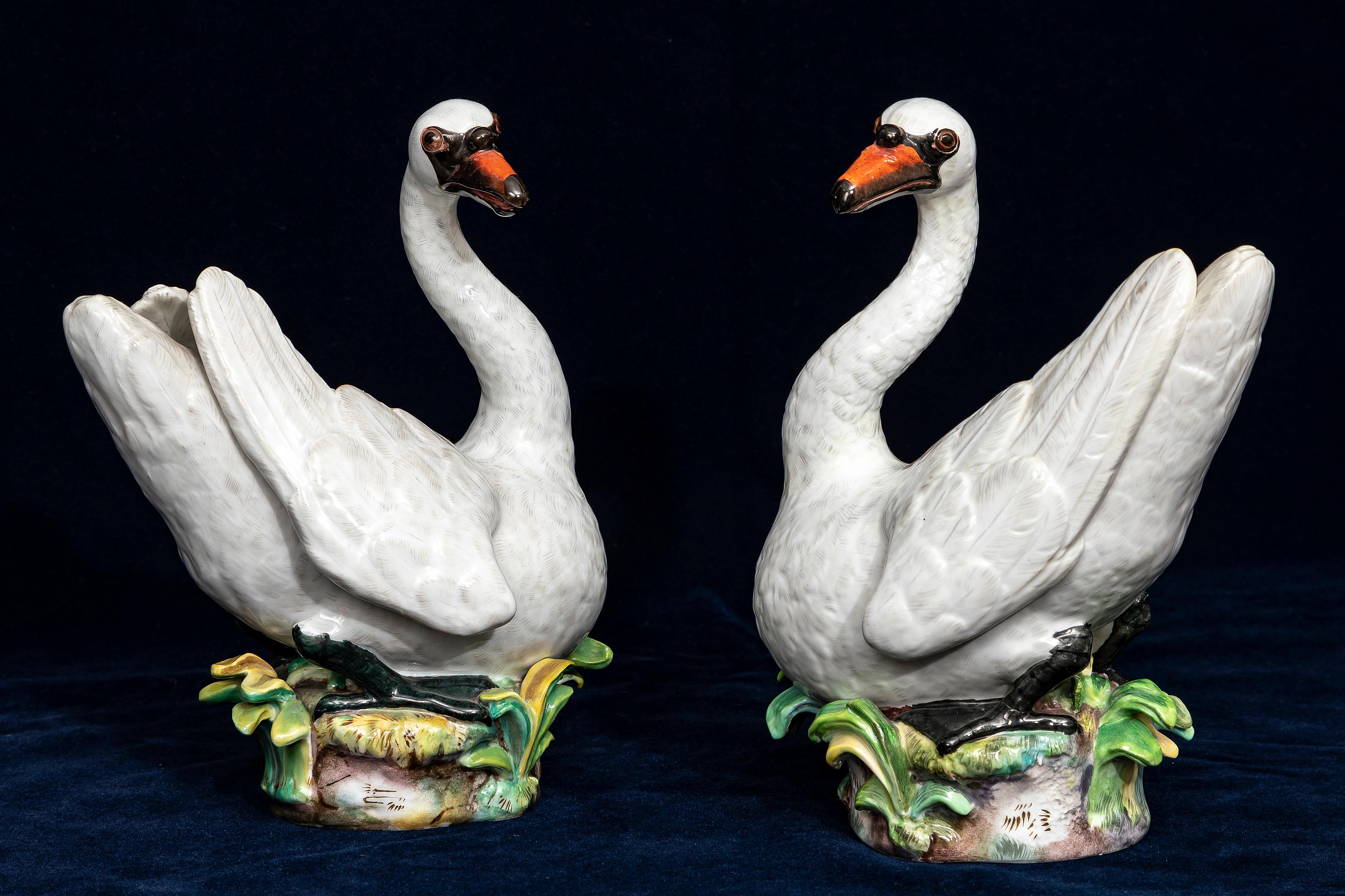 Paire de modèles de cygnes en porcelaine de Meissen du XIXe siècle, d'après J. J. Kandler. Les modèles sont basés sur des dessins de Johann Joachim Kandler, le modeleur en chef de Meissen au milieu du 18e siècle, dont le travail a joué un rôle