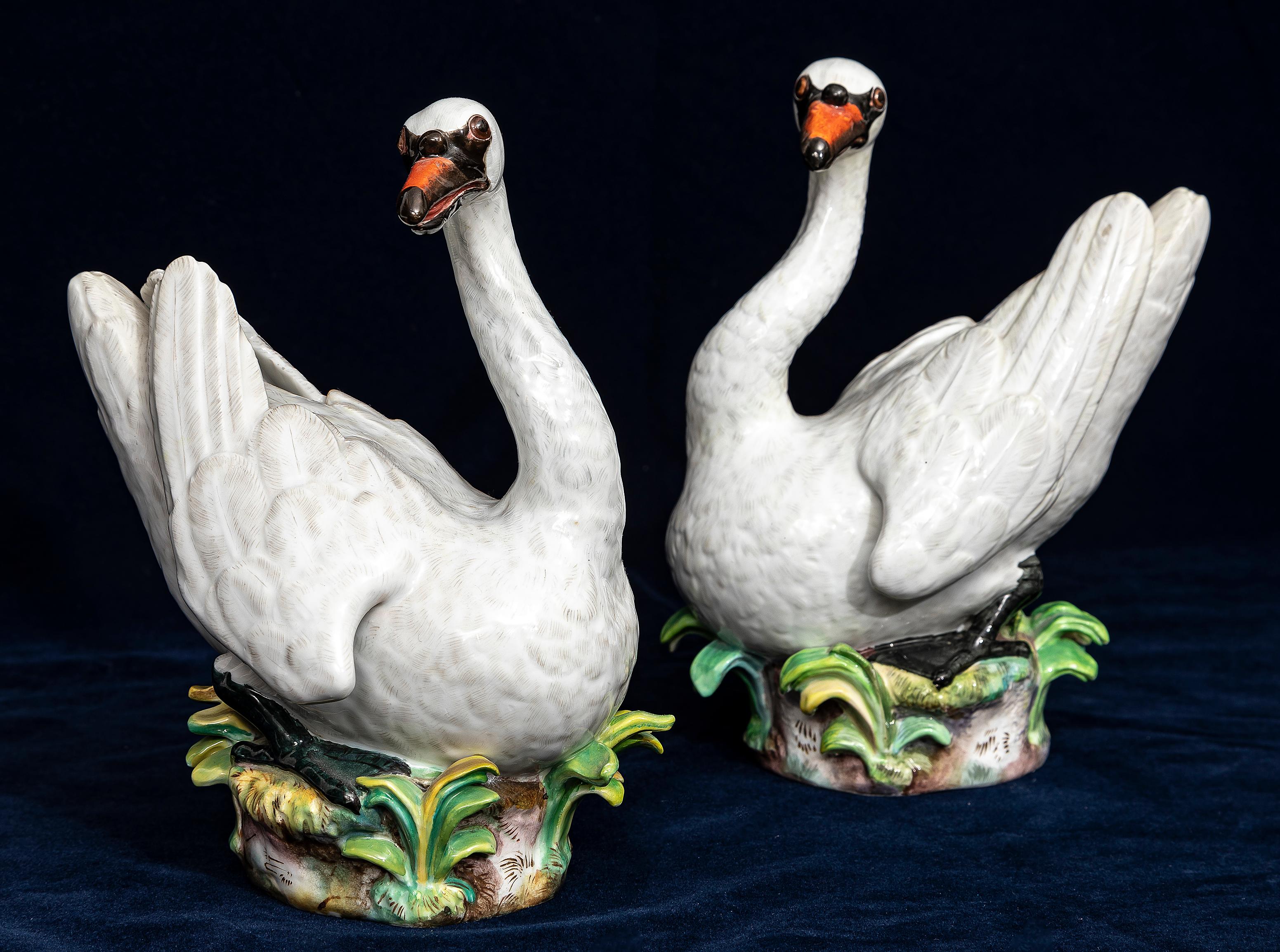 Rococo Paire de modèles de cygnes en porcelaine de Meissen du XIXe siècle, d'après J. J. Kandler en vente