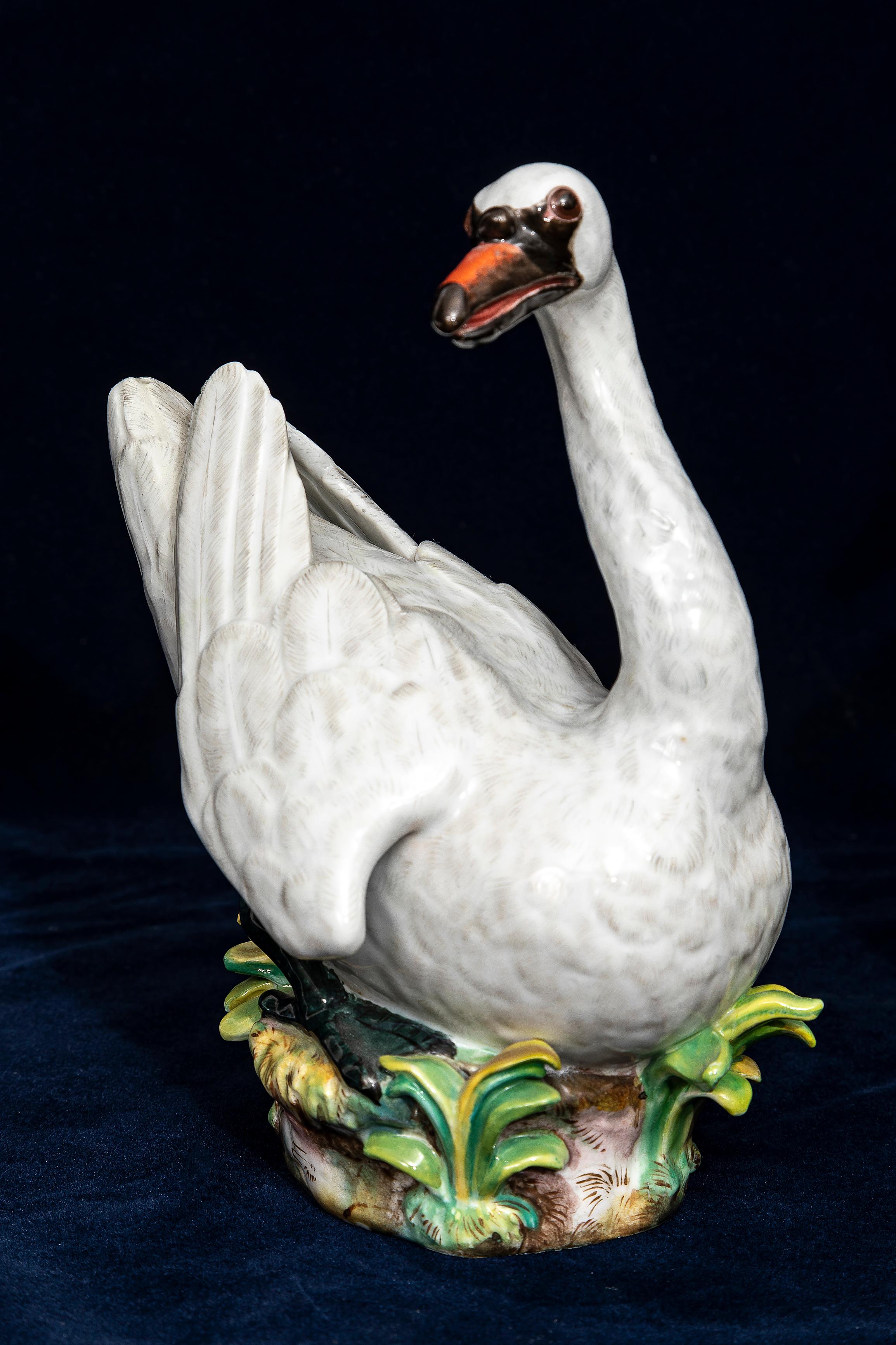 Allemand Paire de modèles de cygnes en porcelaine de Meissen du XIXe siècle, d'après J. J. Kandler en vente