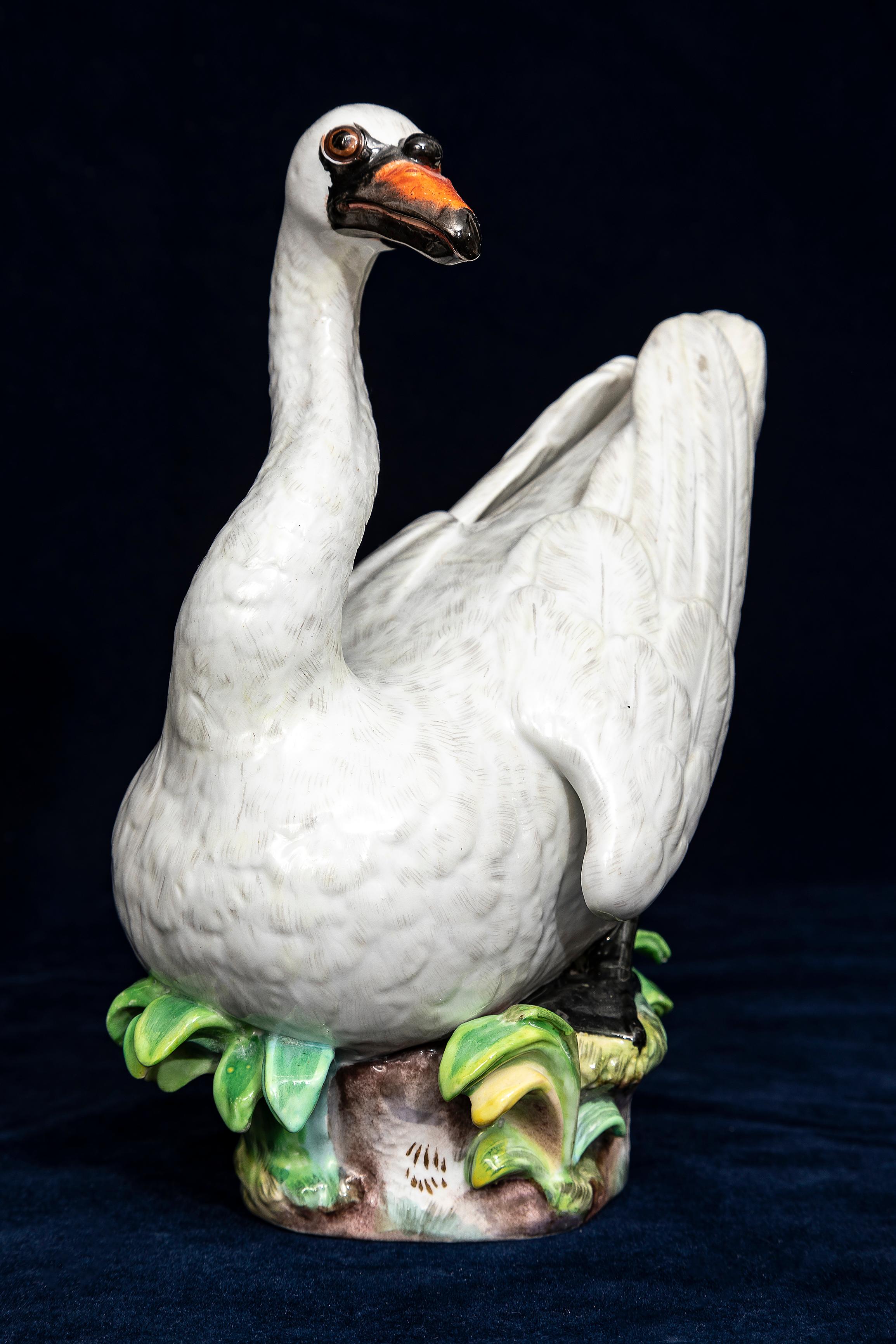 Milieu du XIXe siècle Paire de modèles de cygnes en porcelaine de Meissen du XIXe siècle, d'après J. J. Kandler en vente