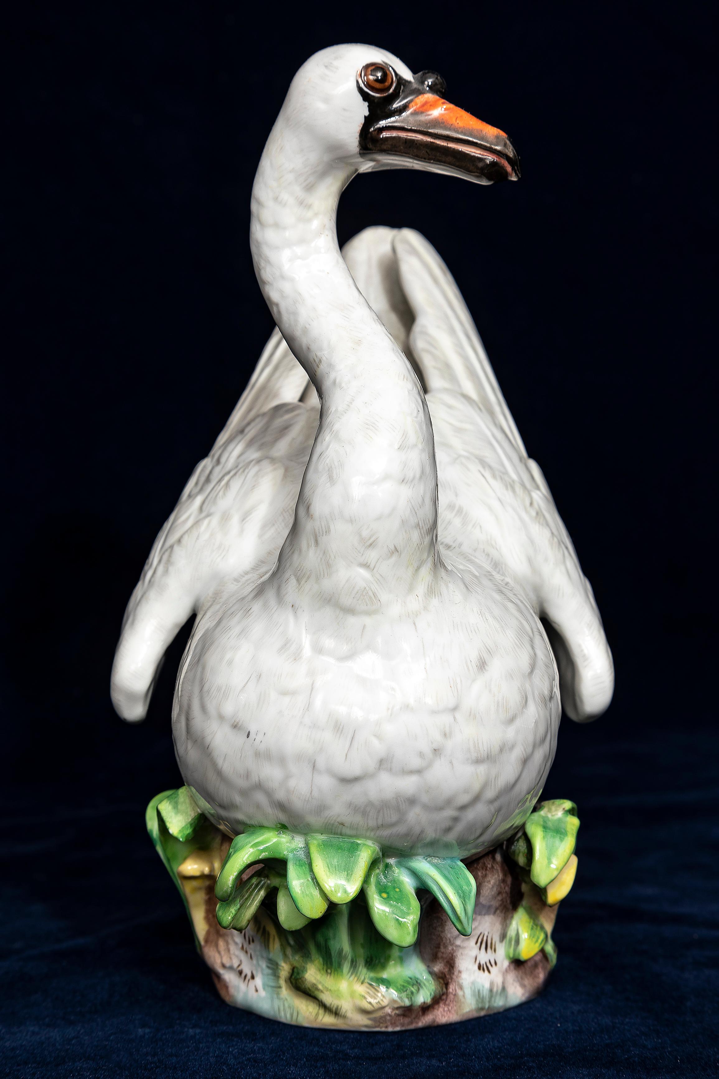 Porcelaine Paire de modèles de cygnes en porcelaine de Meissen du XIXe siècle, d'après J. J. Kandler en vente