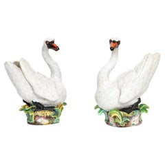 Paire de modèles de cygnes en porcelaine de Meissen du XIXe siècle, d'après J. J. Kandler