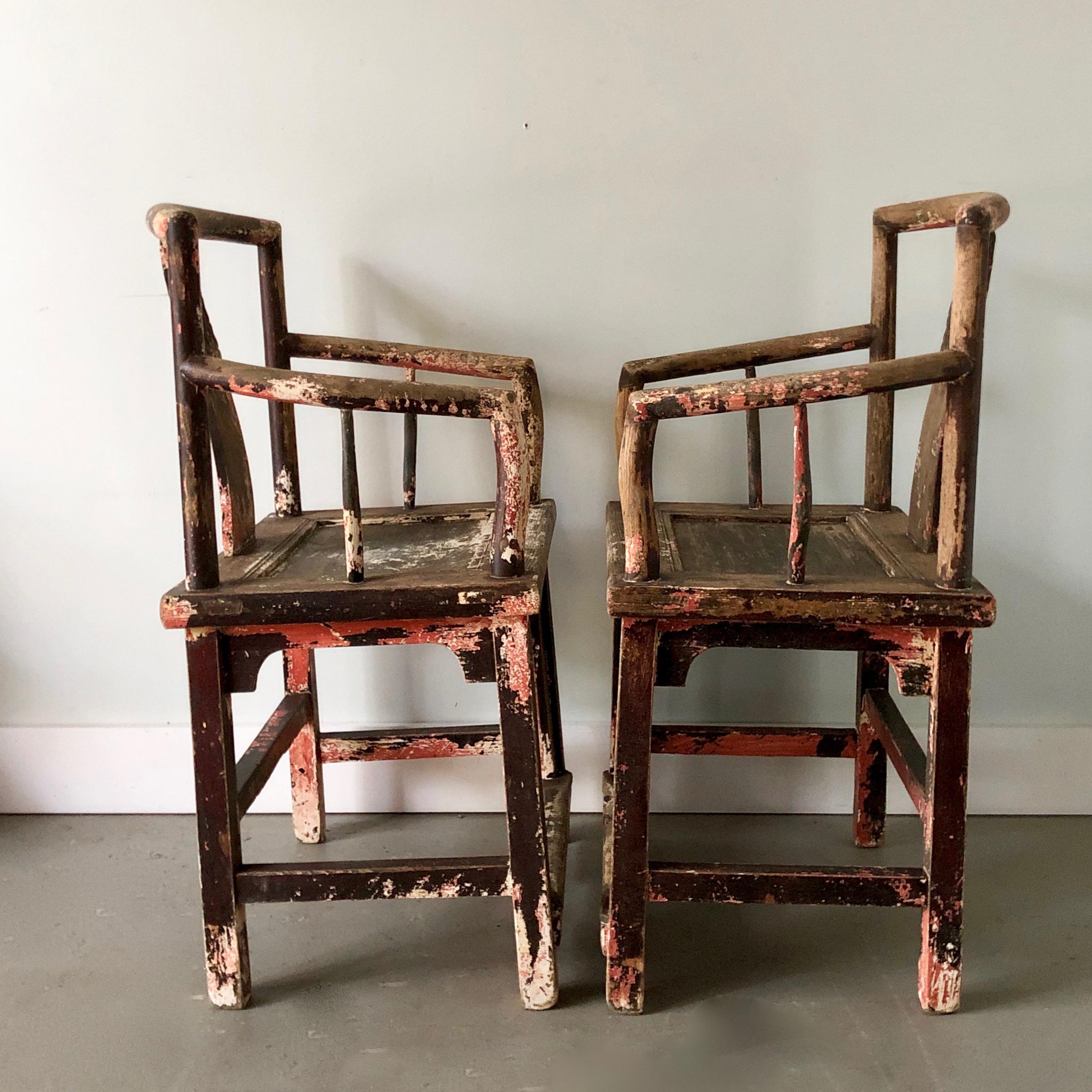 Une paire de chaises chinoises en bois dur à la patine bien usée, fabriquées dans le style de la dynastie Ming, fin du XIXe siècle.
Ces fauteuils d'appoint parfaits, de forme et de profil très fins, constitueront un ajout charmant au style