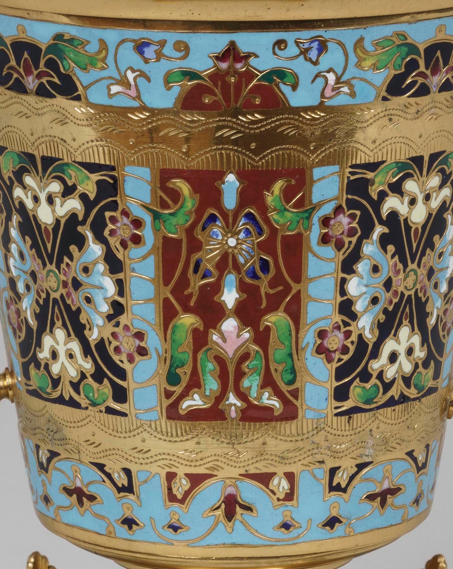 Français Paire de vases miniatures du 19ème siècle en bronze doré et émail champlevé en vente