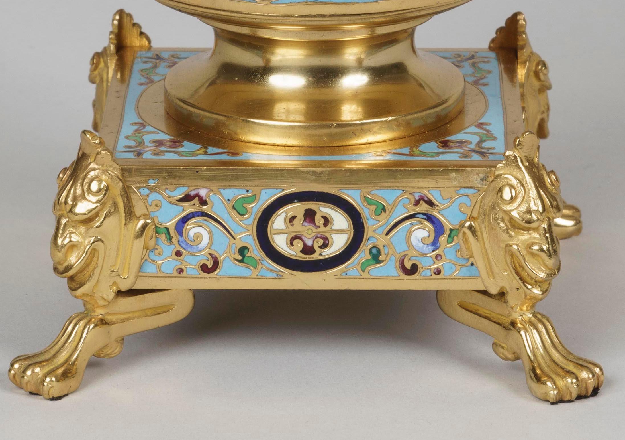 Doré Paire de vases miniatures du 19ème siècle en bronze doré et émail champlevé en vente