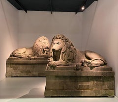 Paire de lions monumentaux en pierre sculptée du XIXe siècle. Belgique vers 1840