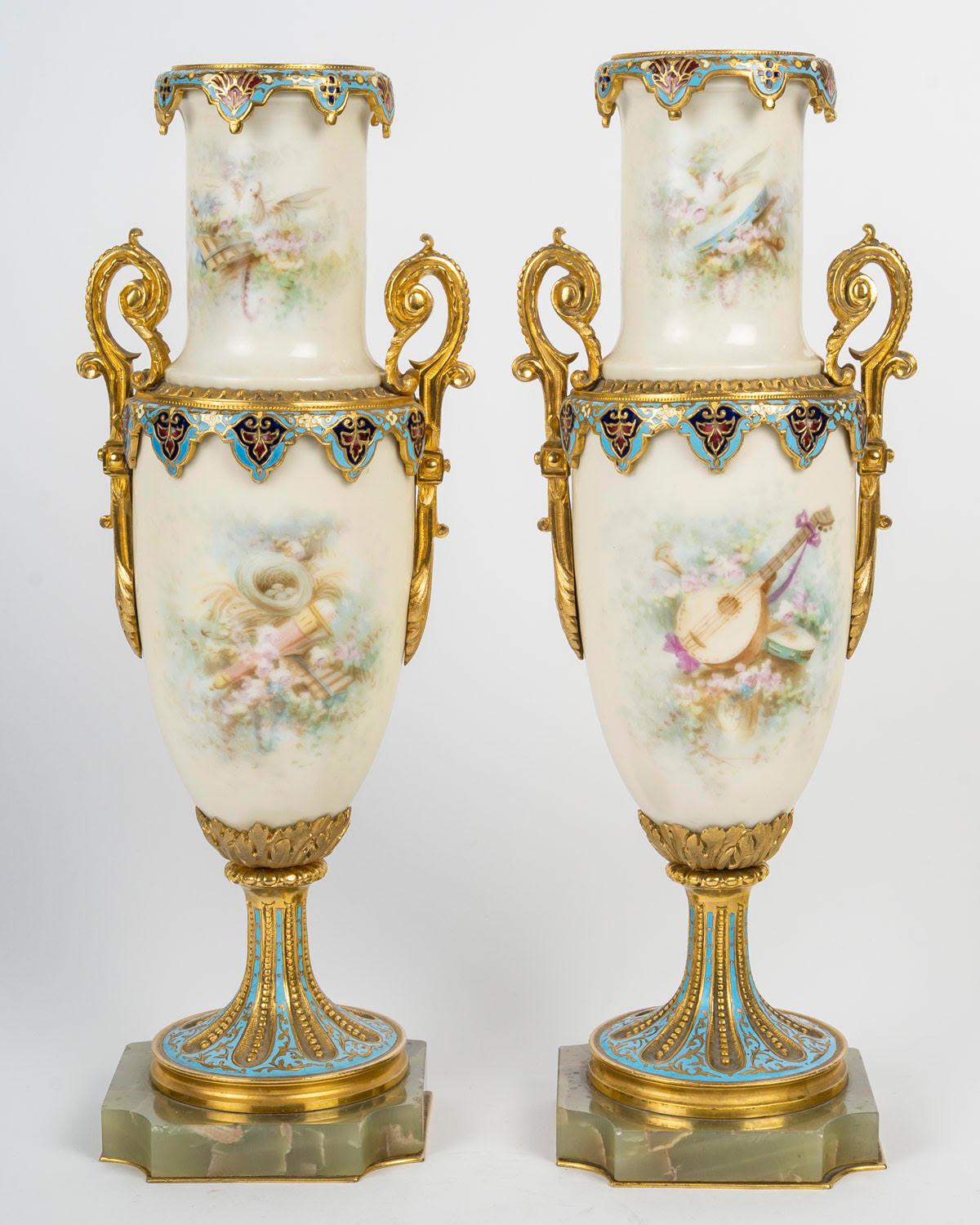 Pareja de jarrones de porcelana de Sèvres del siglo XIX, época de Napoleón III.

Pareja de jarrones de porcelana de Sèvres del siglo XIX, época de Napoleón III, con monturas de bronce dorado y cloisonné.
Alto: 30,5 cm, Ancho: 11 cm, Fondo: 11 cm