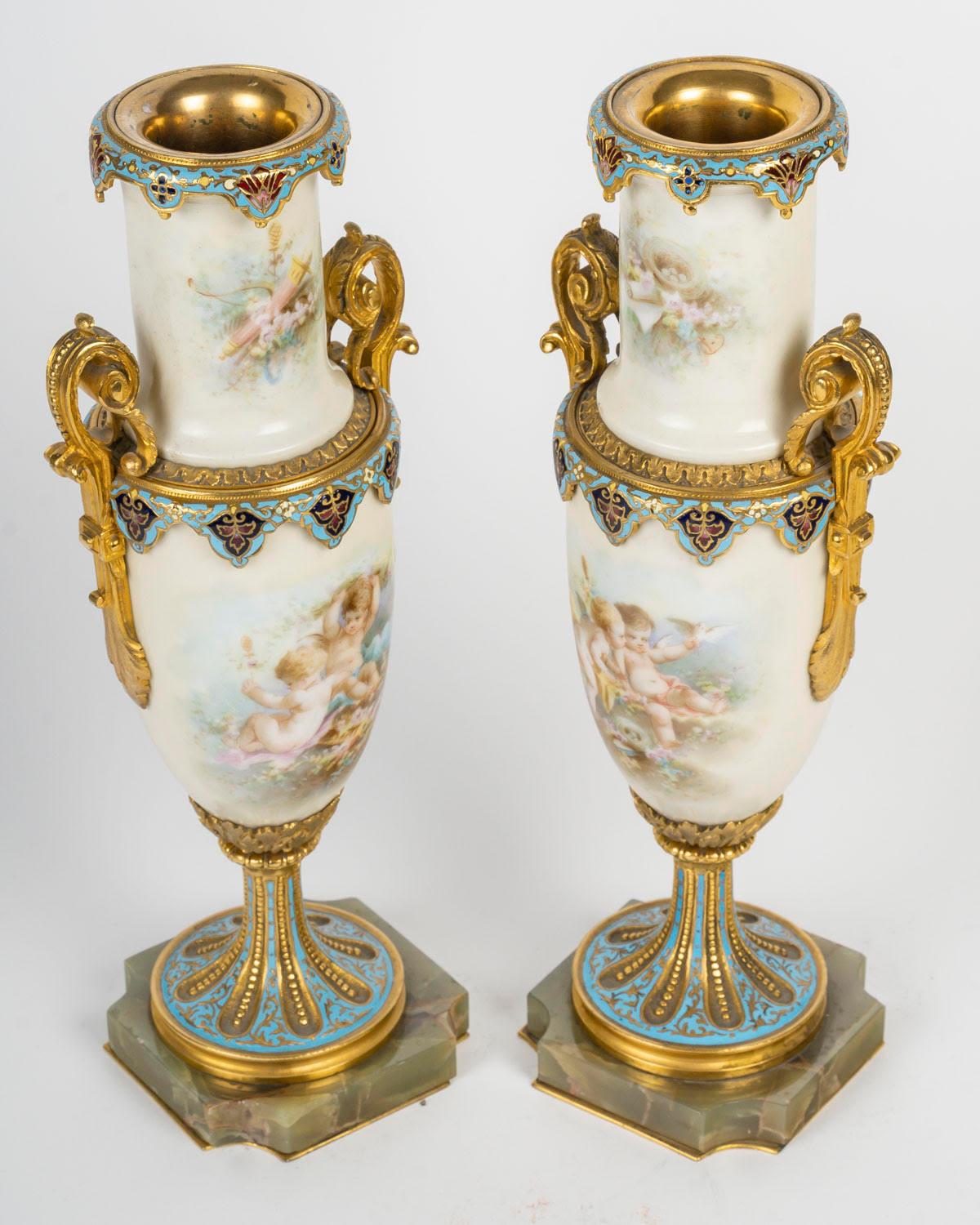 Pareja de jarrones de porcelana de Sèvres del siglo XIX, época de Napoleón III. Francés en venta