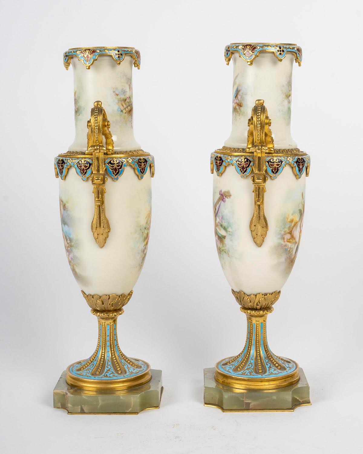 Pareja de jarrones de porcelana de Sèvres del siglo XIX, época de Napoleón III. Cloissoné en venta